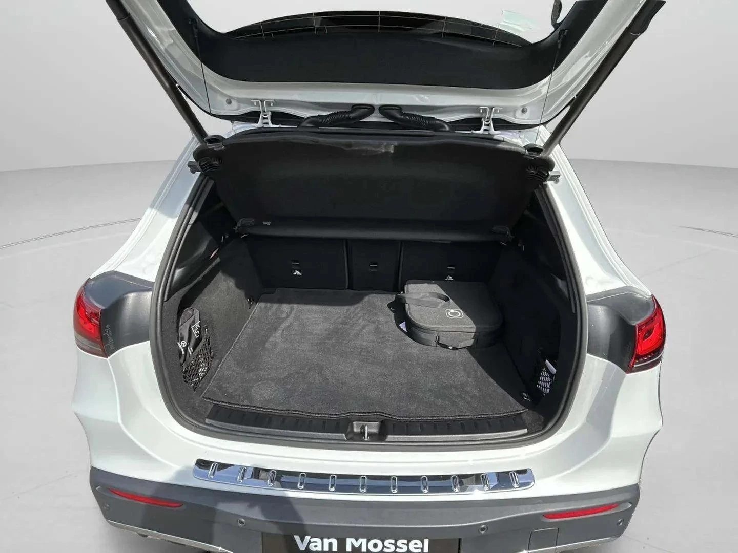 Mercedes-Benz-EQA-image-19