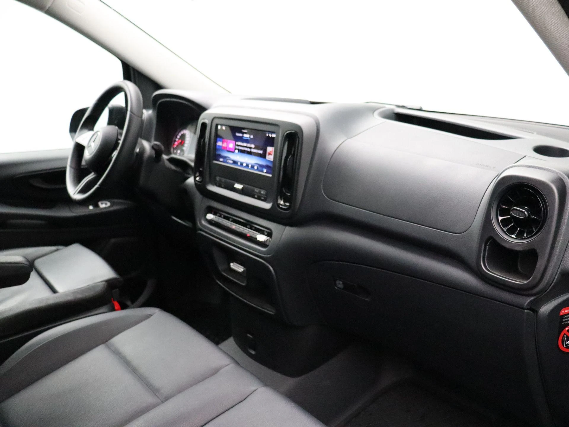 Mercedes-Benz-Vito-image-22