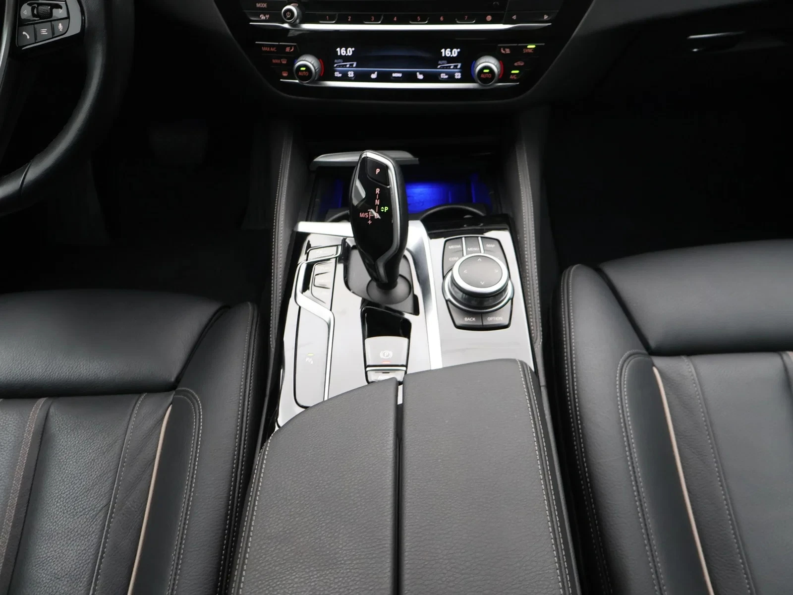 BMW Série 5 SW (G31LCI) Touring 520iA 184PK *AUTOMAAT*PANO DAK*LEDER*SFEERVERLICHTING*NAVI*BLTH*CRUISE*APP CONNECT*FULL LED*...