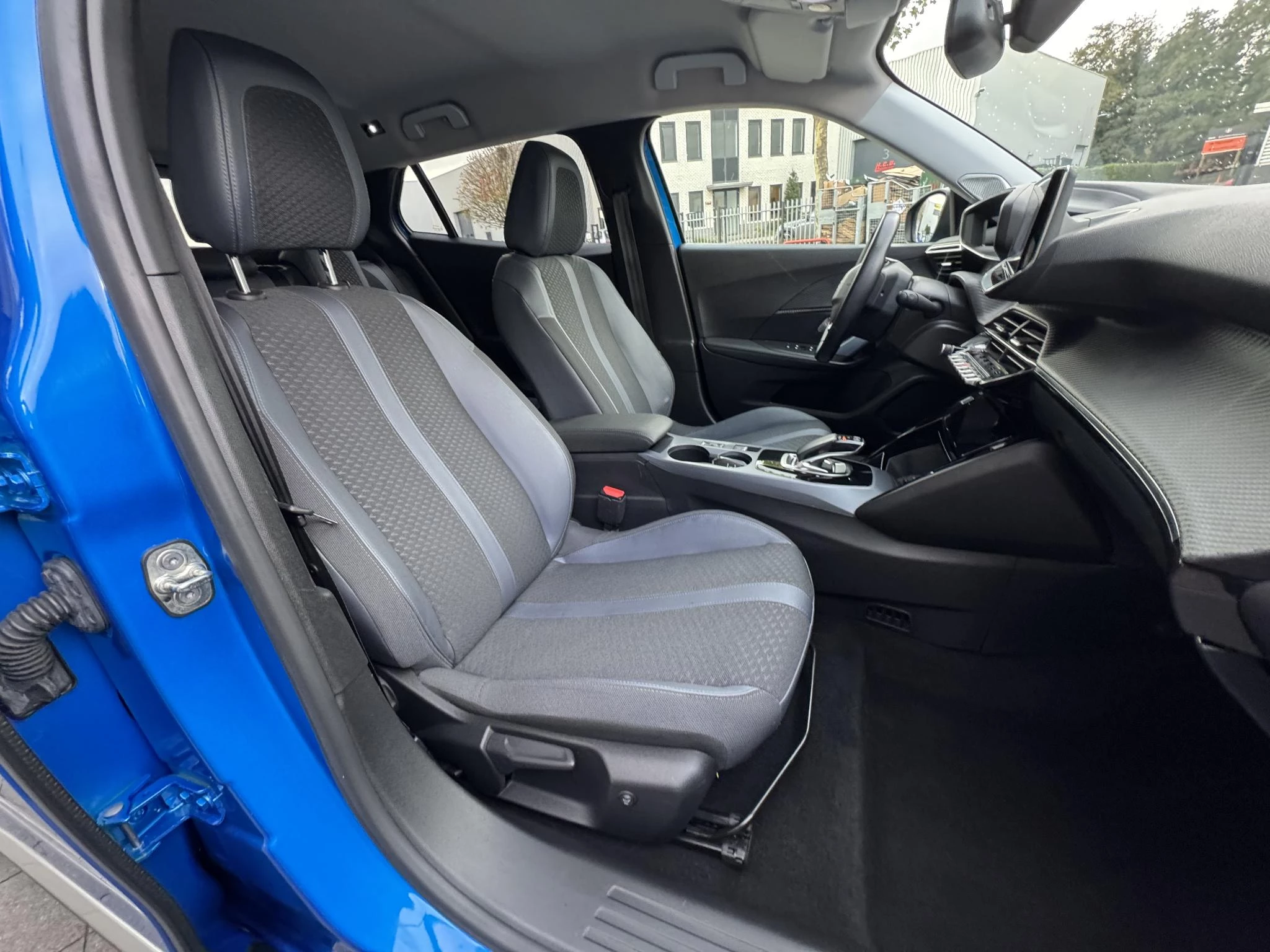 Peugeot-e-2008-image-6