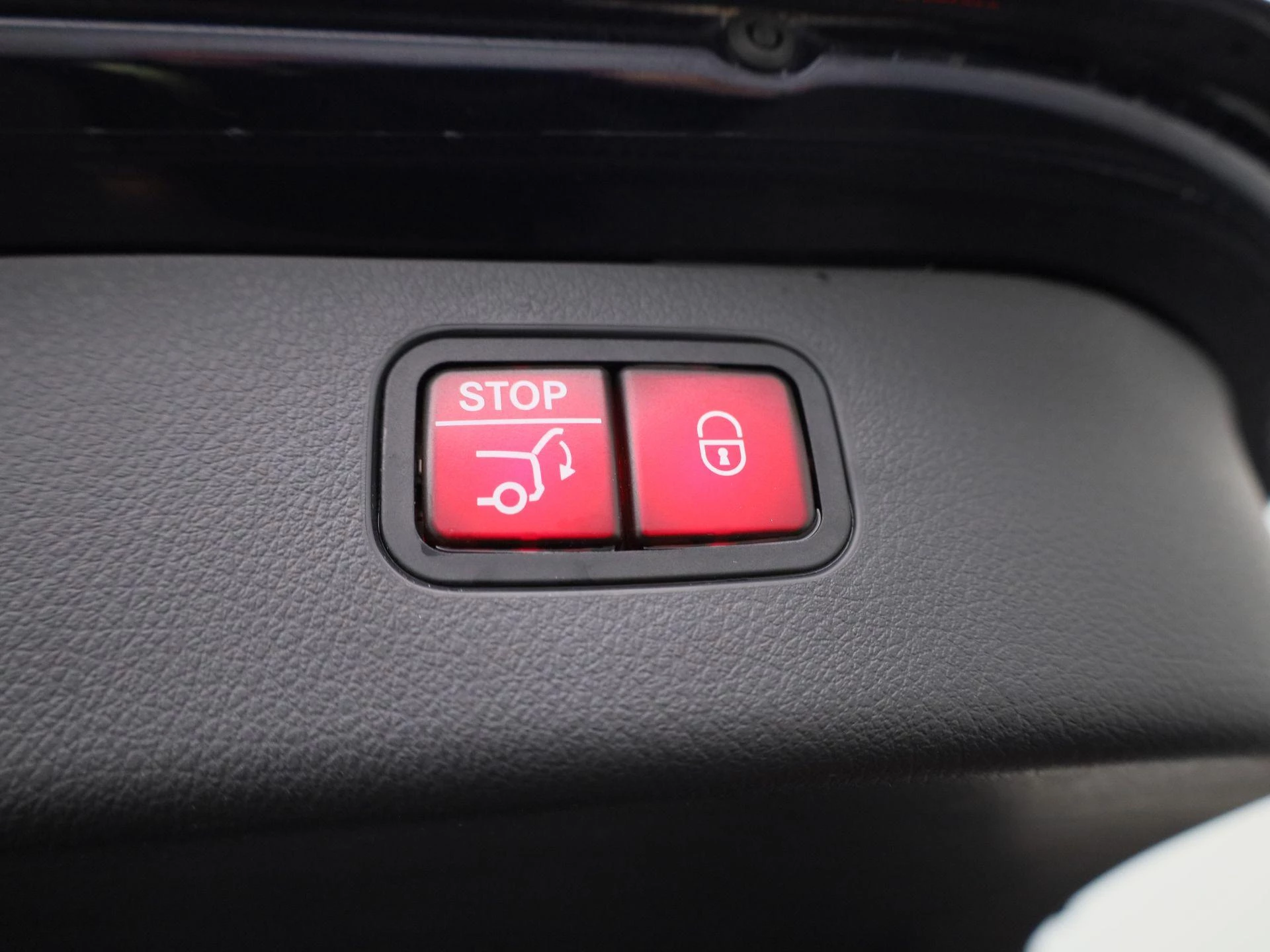 Mercedes-Benz-C-Klasse-image-11