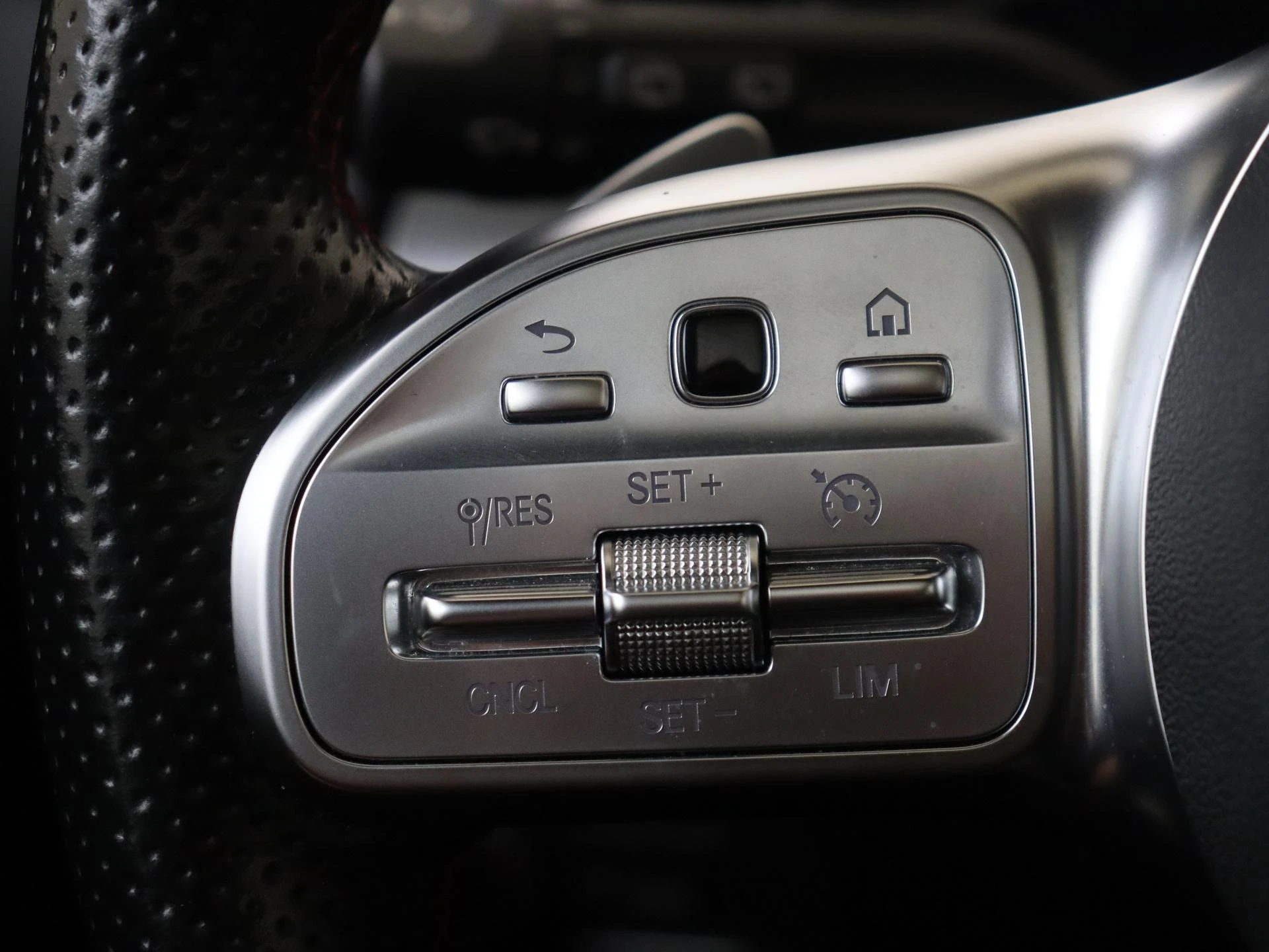Mercedes-Benz-GLA-image-13