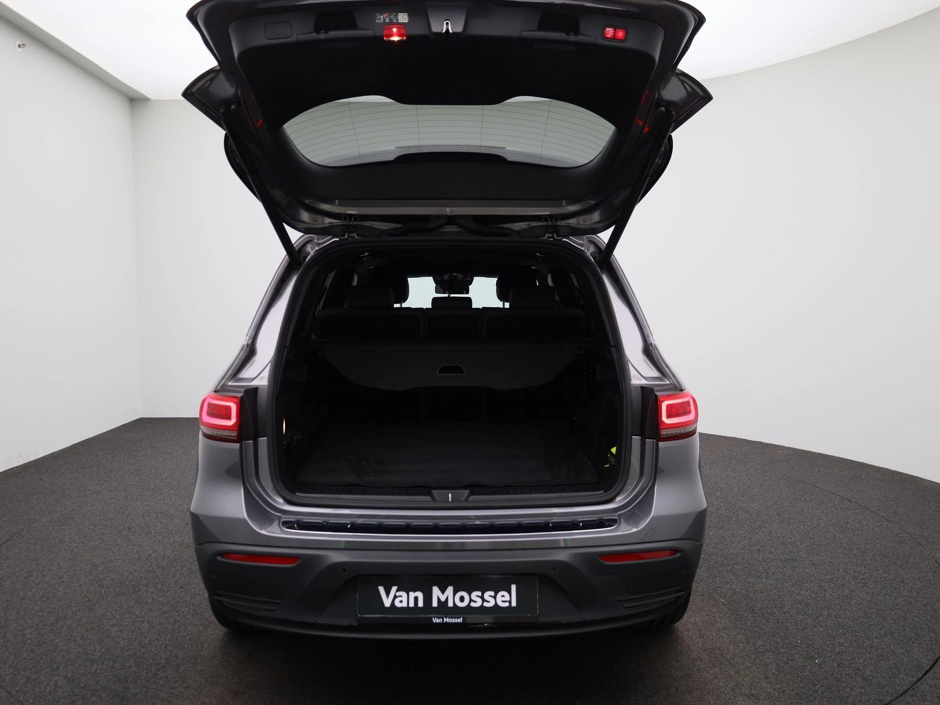 Mercedes-Benz-EQB-image-10