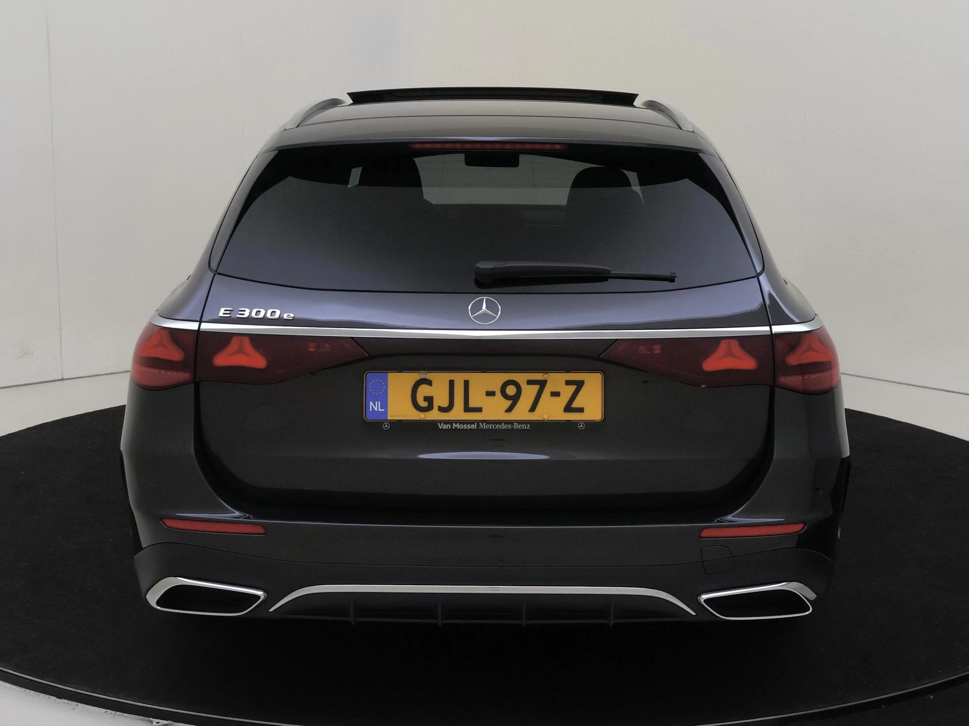 Mercedes-Benz-E-Klasse-image-6