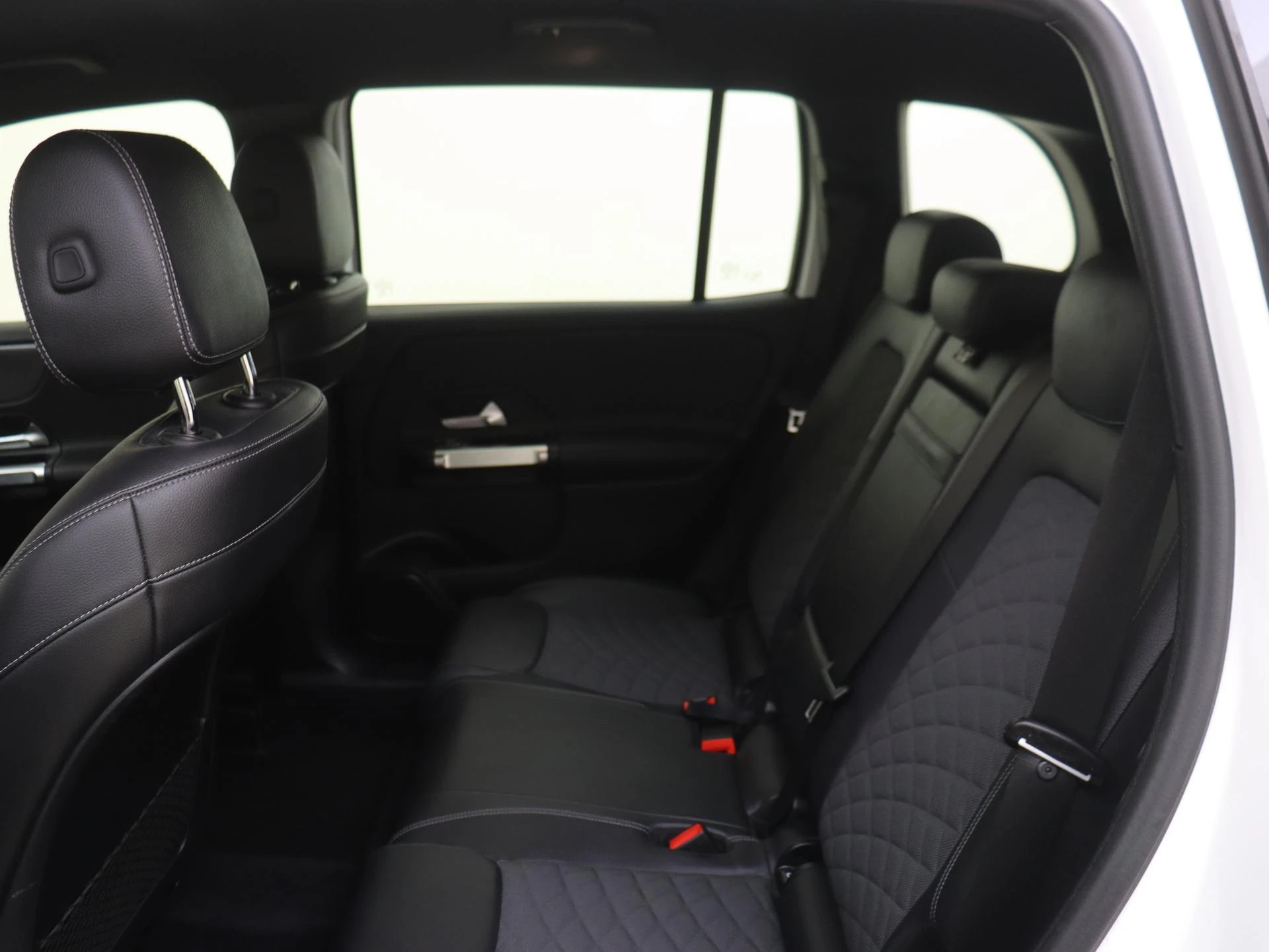 Mercedes-Benz-GLB-image-15