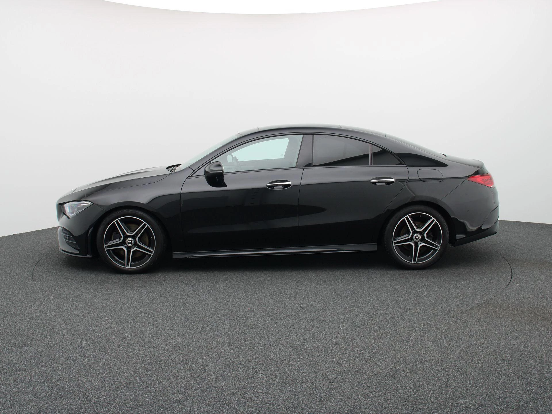 Mercedes-Benz CLA 200 AMG Line + PANO DAK + MULTIBEAM LED + CARPLAY +