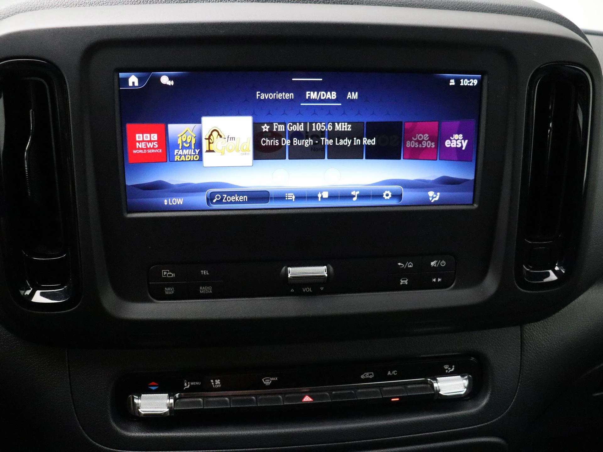 Mercedes-Benz-Vito-image-13