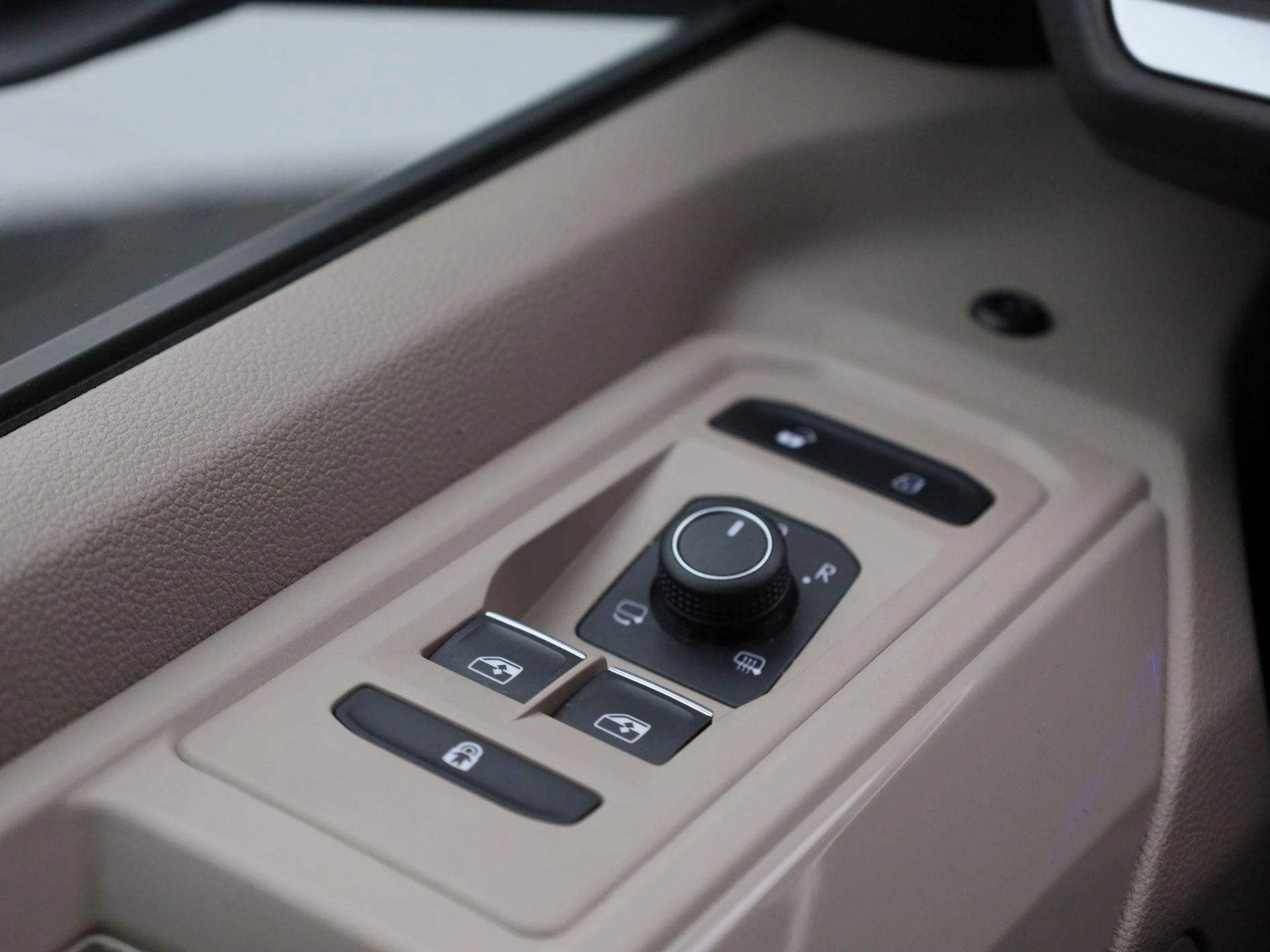 Volkswagen-Multivan-image-32