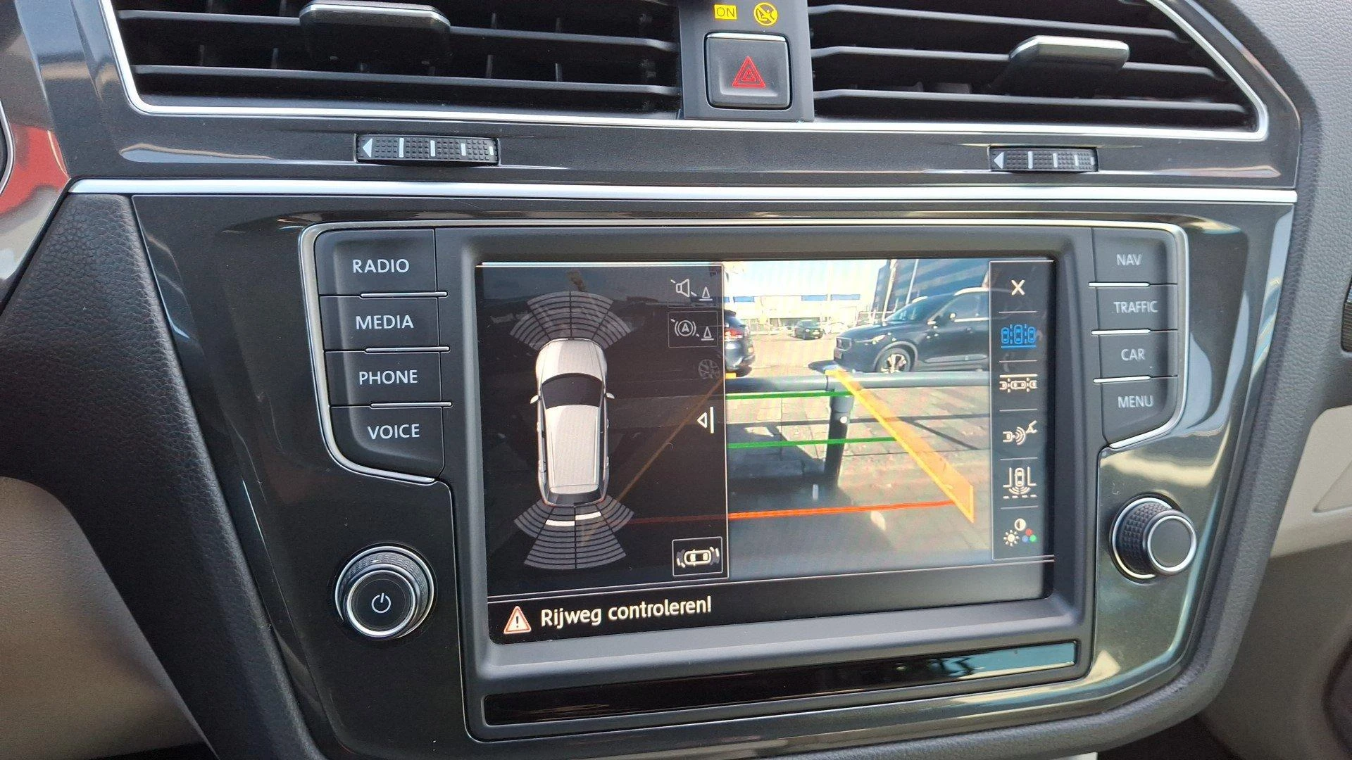 Volkswagen-Tiguan-image-12