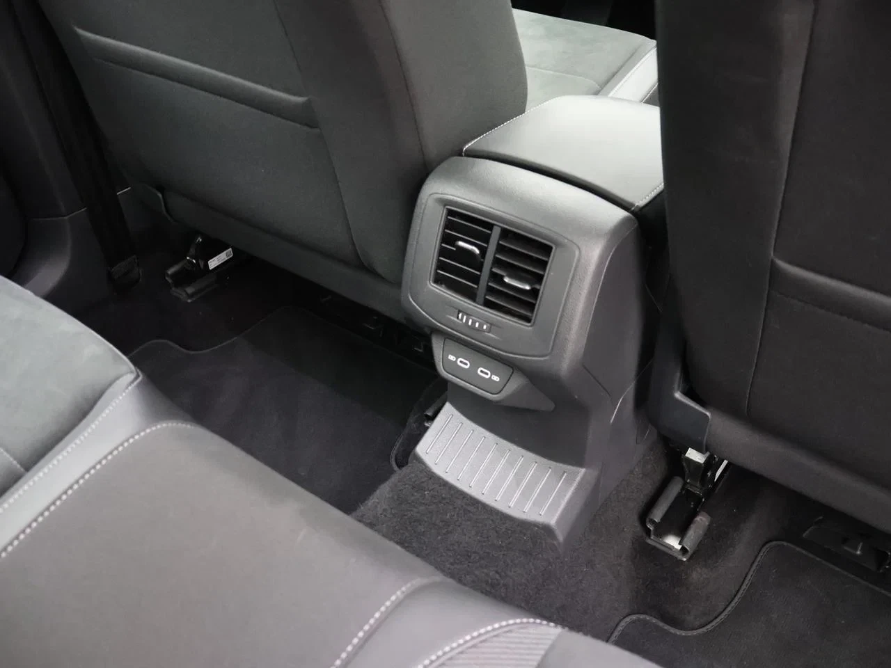 Volkswagen-T-Roc-image-22