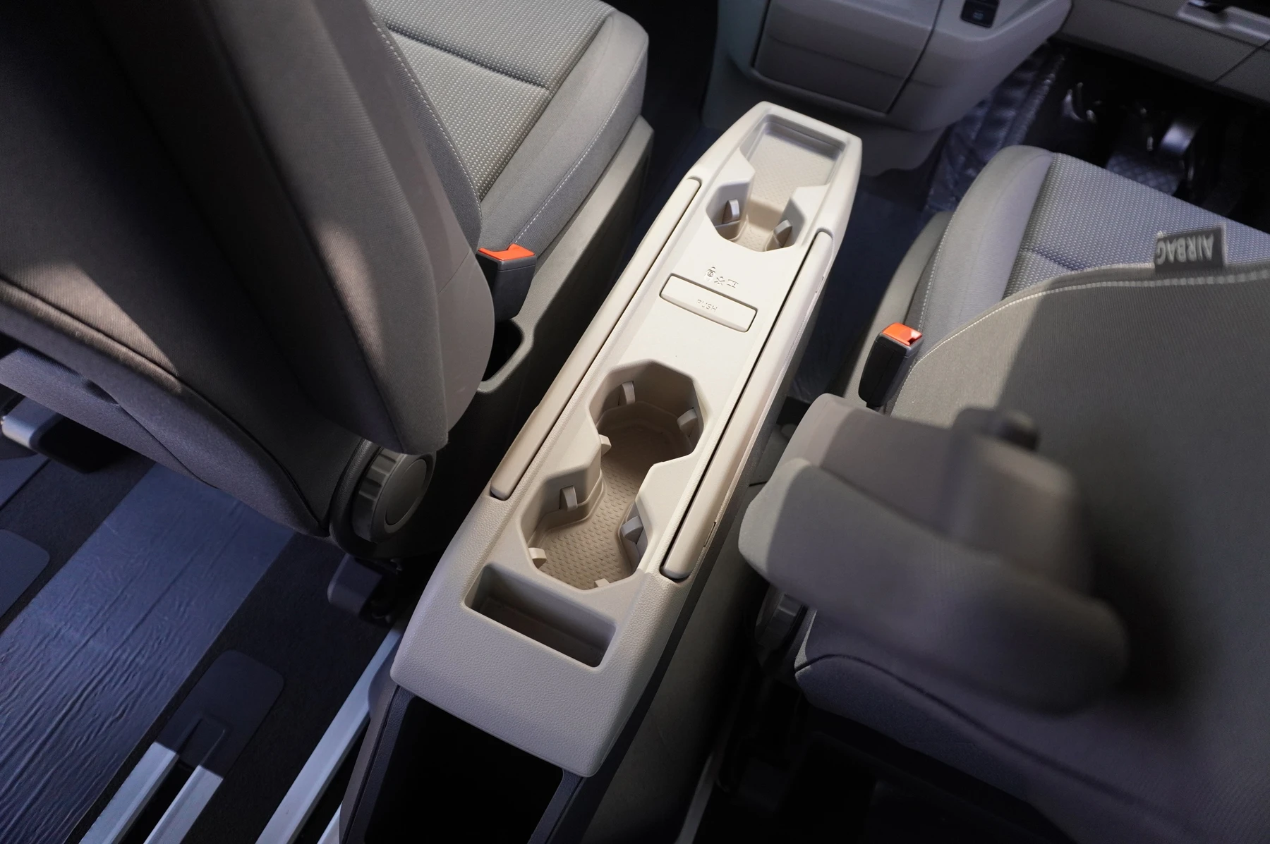 Volkswagen-Multivan-image-17