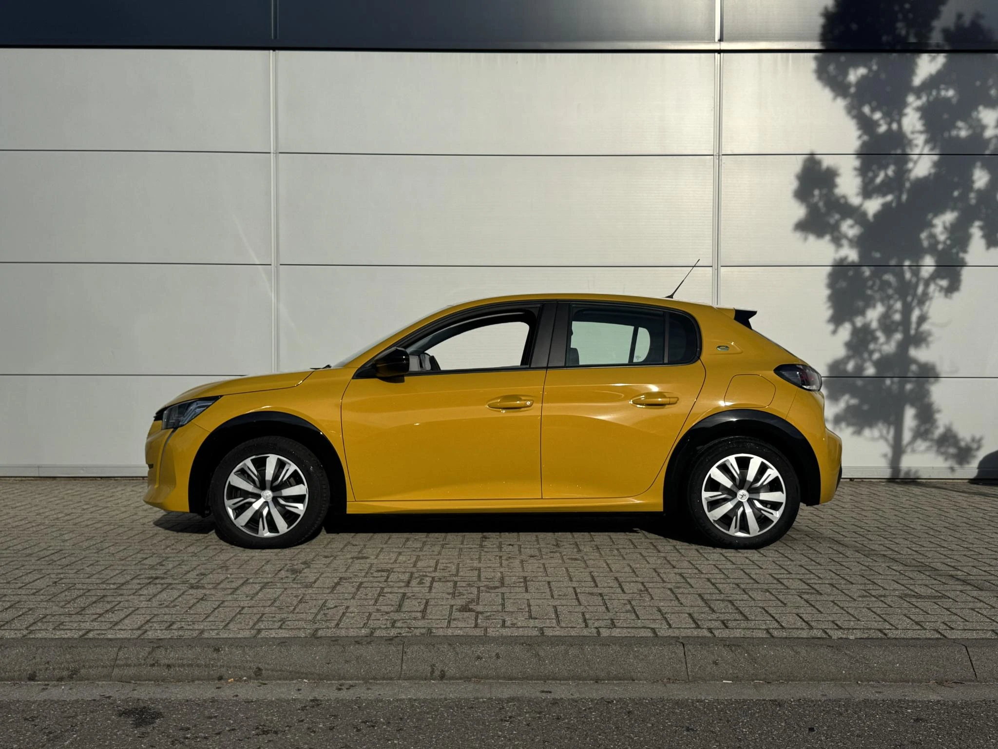 Peugeot-e-208-image-2