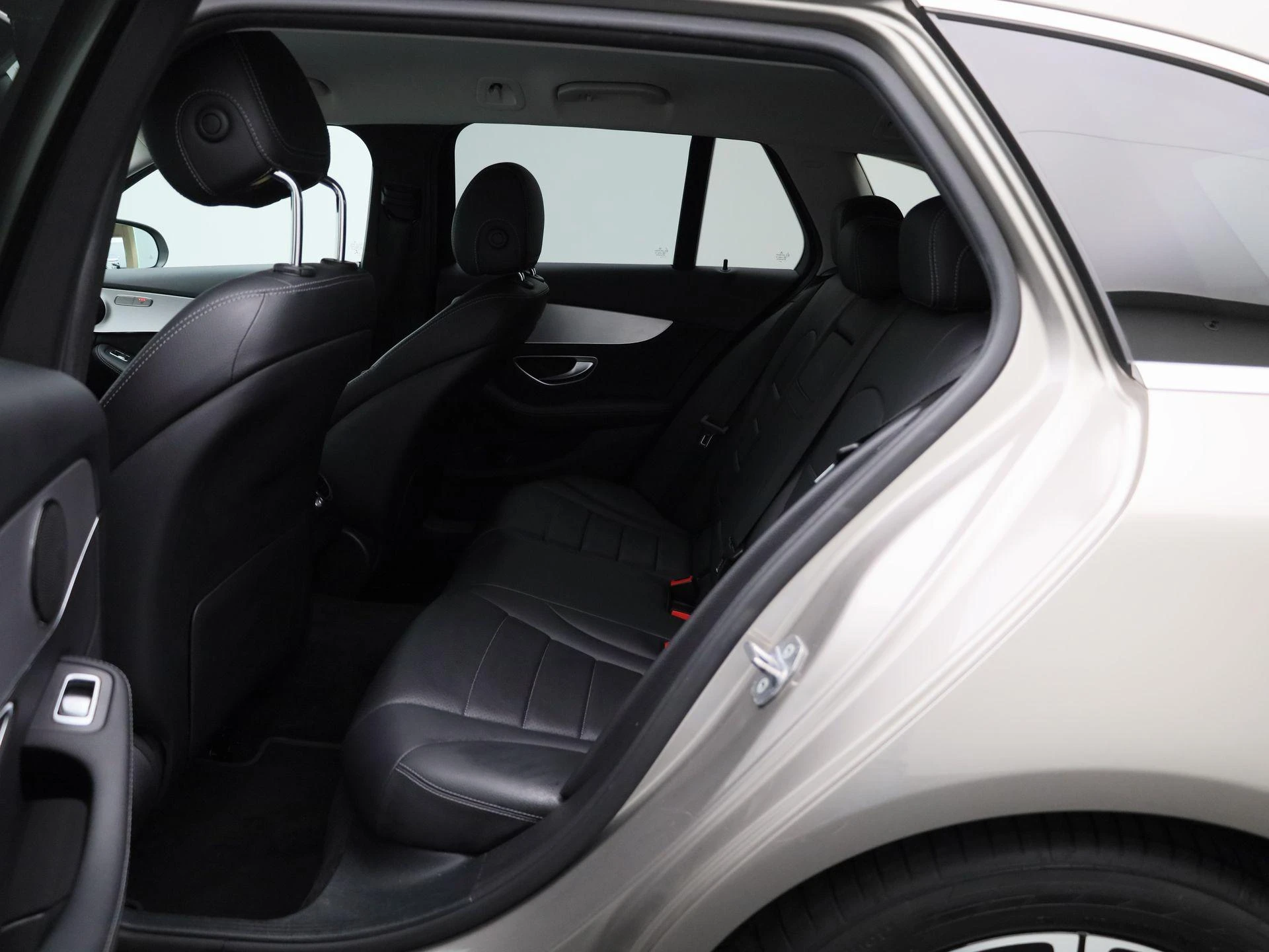 Mercedes-Benz-C-Klasse-image-10