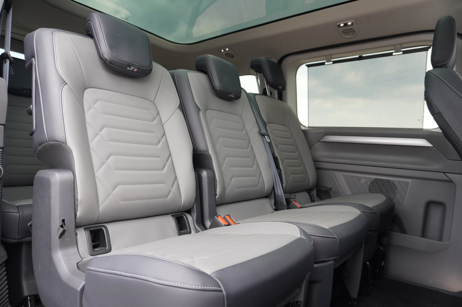Volkswagen-Transporter-image-16