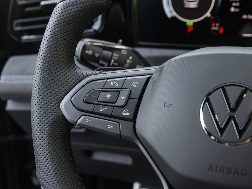 Volkswagen Tiguan R-Line 2,0 l TDI 4M. DSG AHK, Pano, Standh. VSA