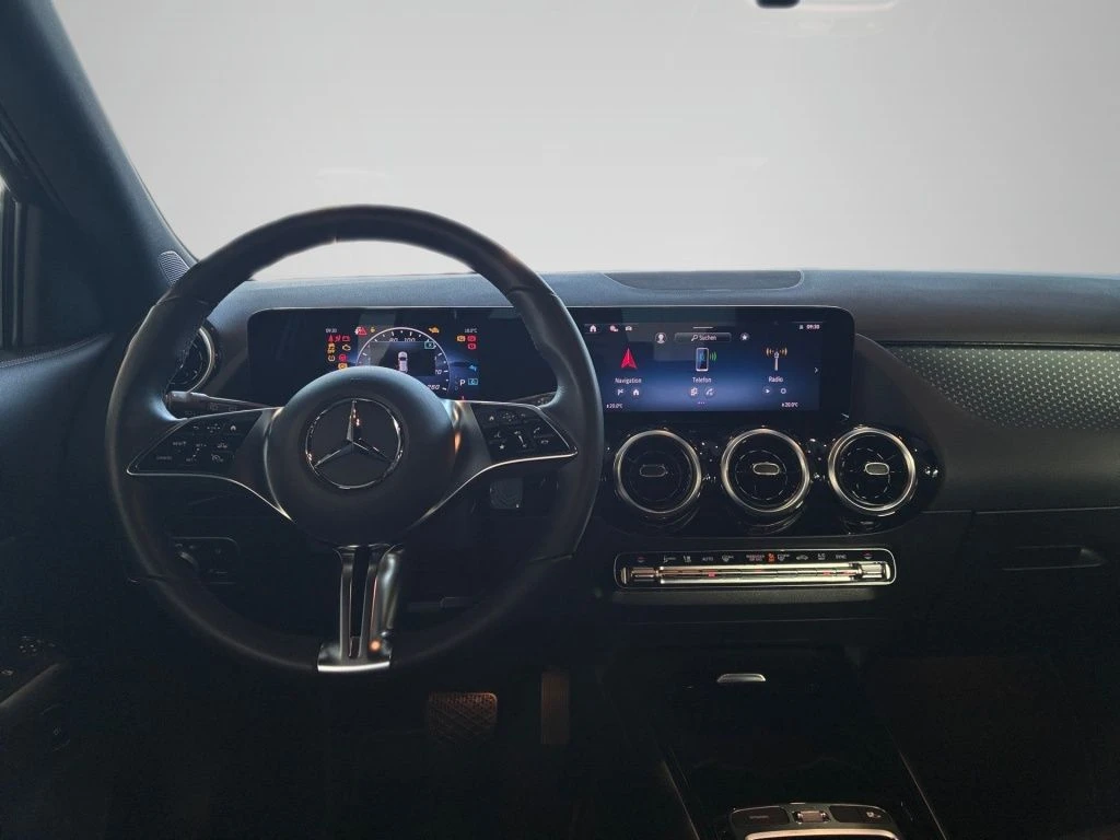 Mercedes-Benz-GLA 200 d-image-10