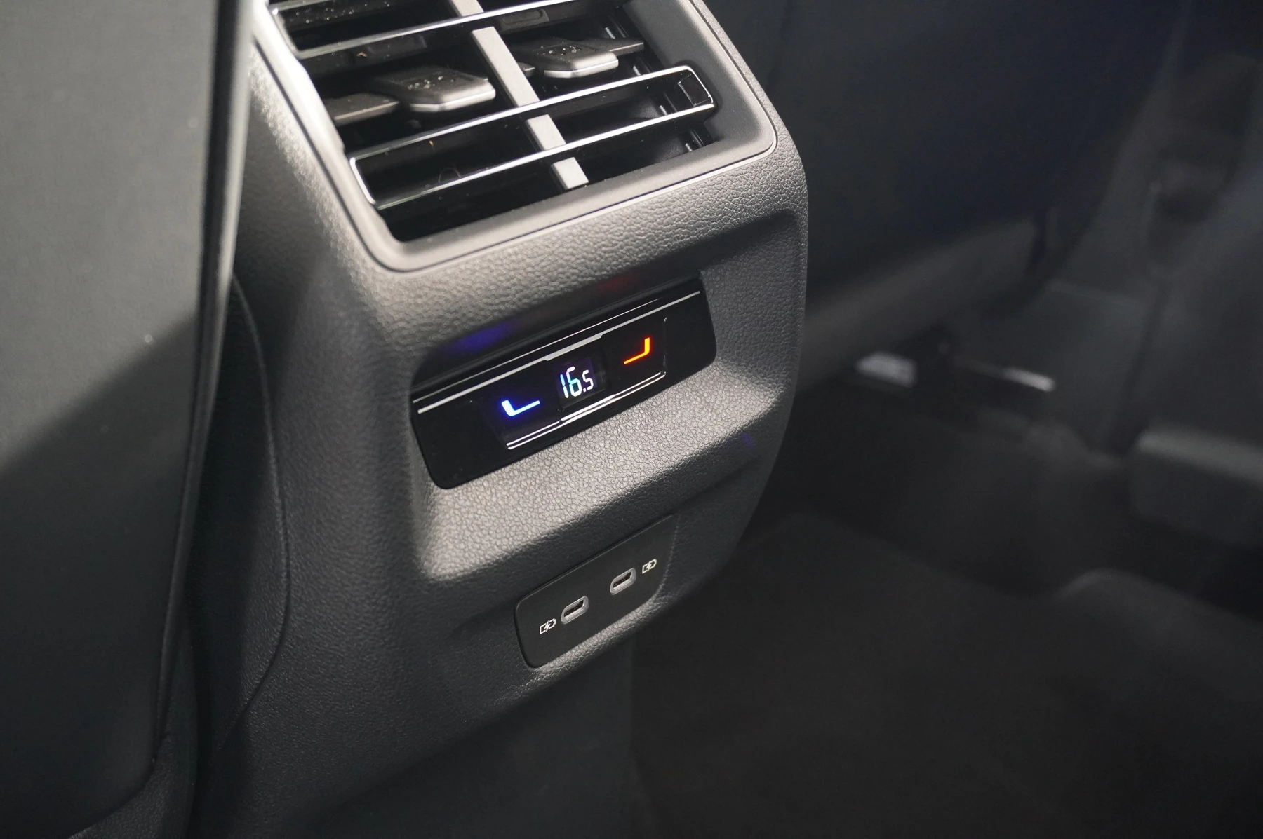 Volkswagen-Tiguan-image-10