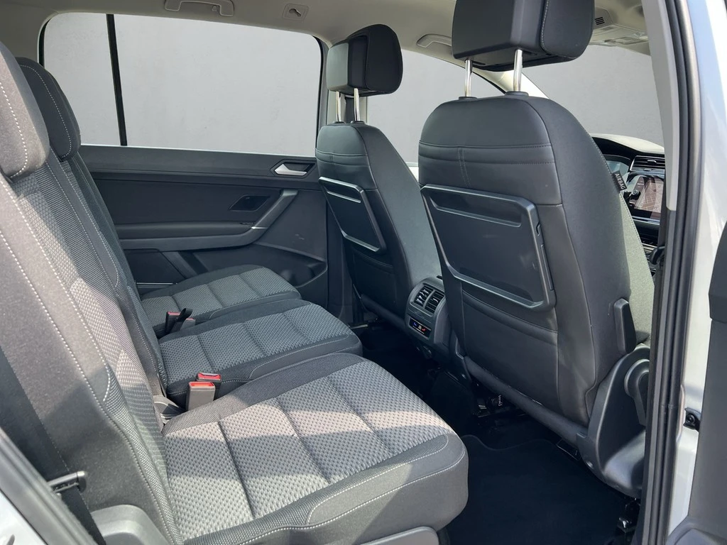 Volkswagen-Touran-image-11