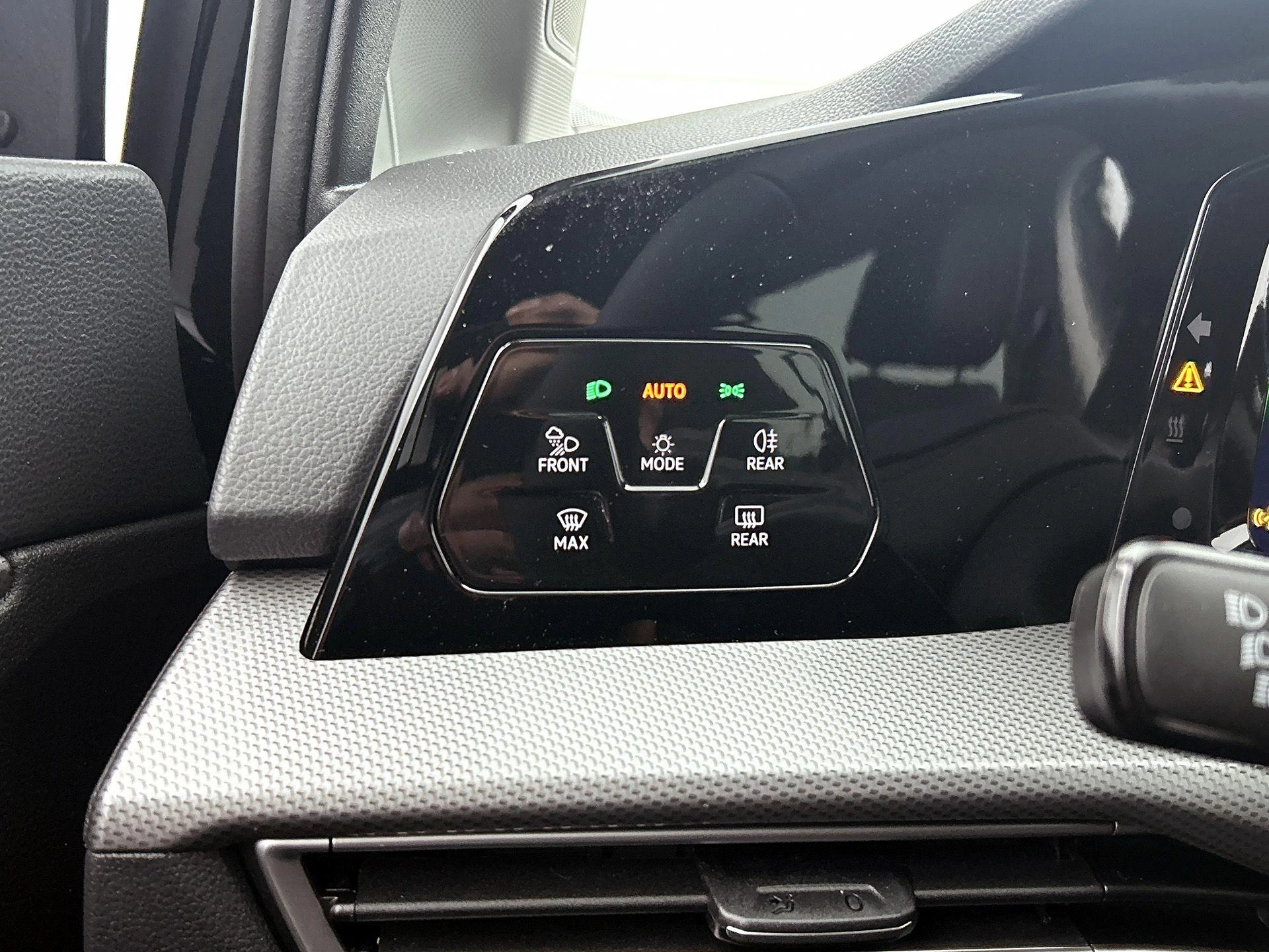 Volkswagen-Golf-image-27