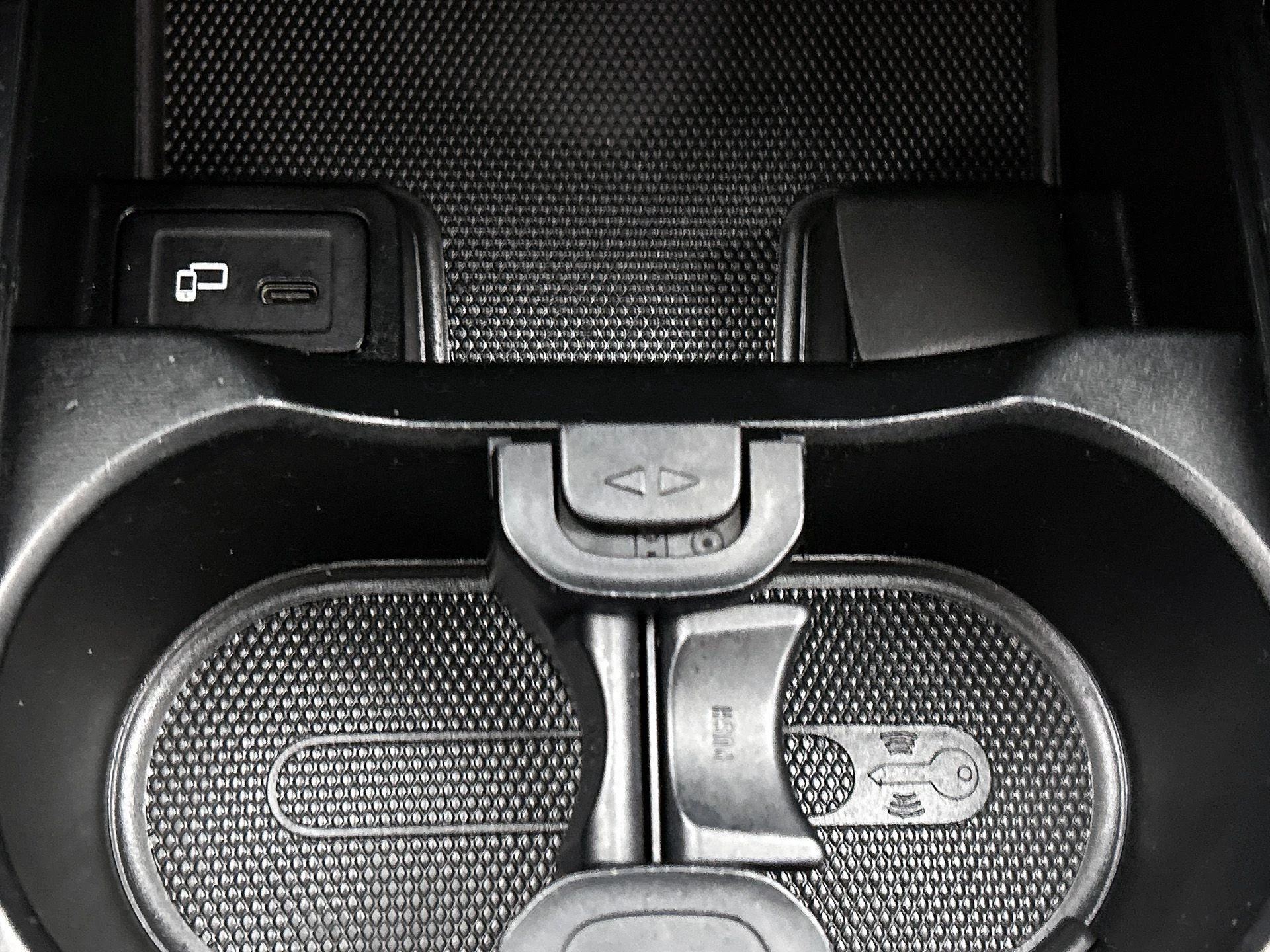 Mercedes-Benz-CLA-image-29