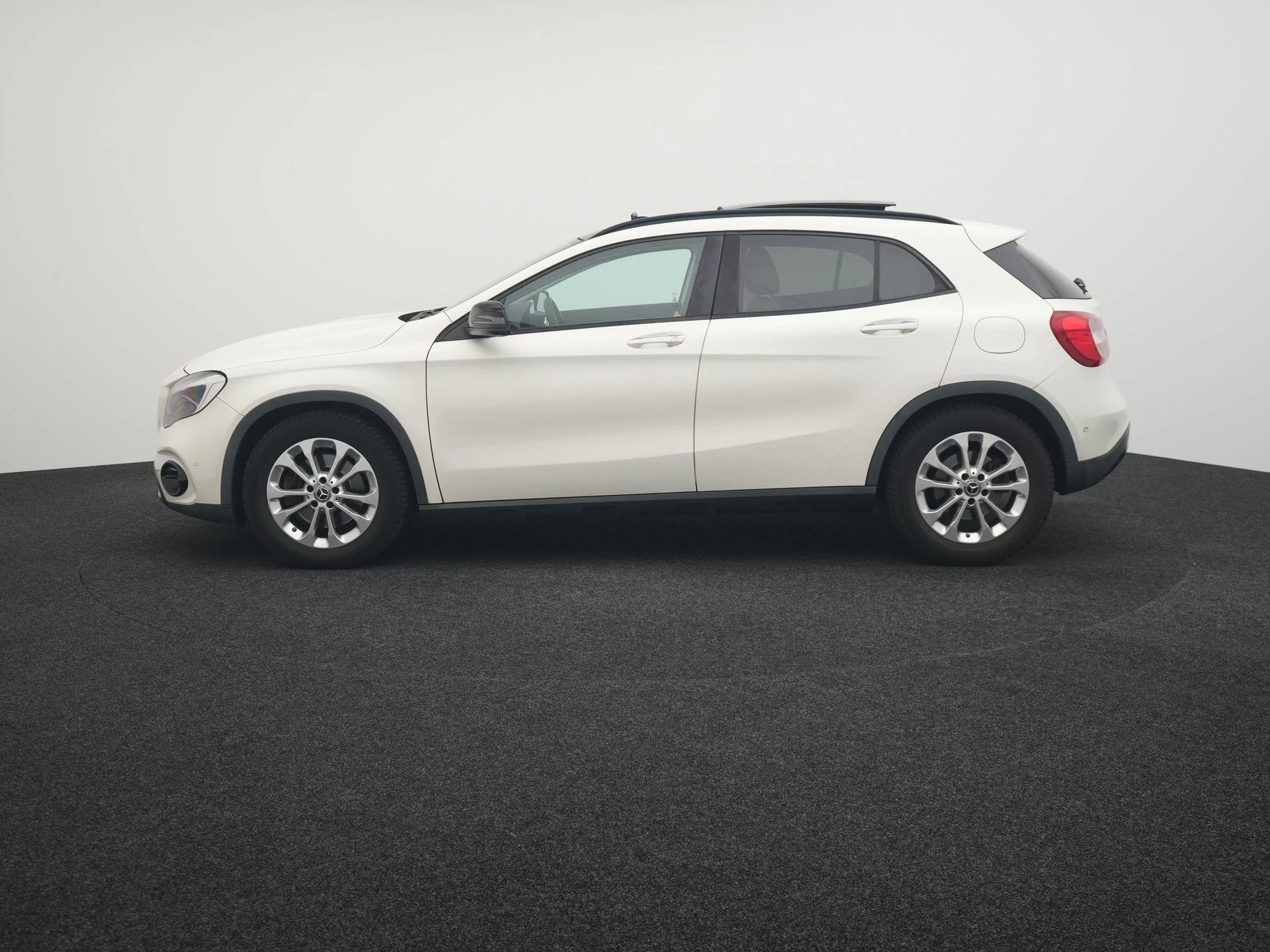 Mercedes-Benz-GLA-image-3