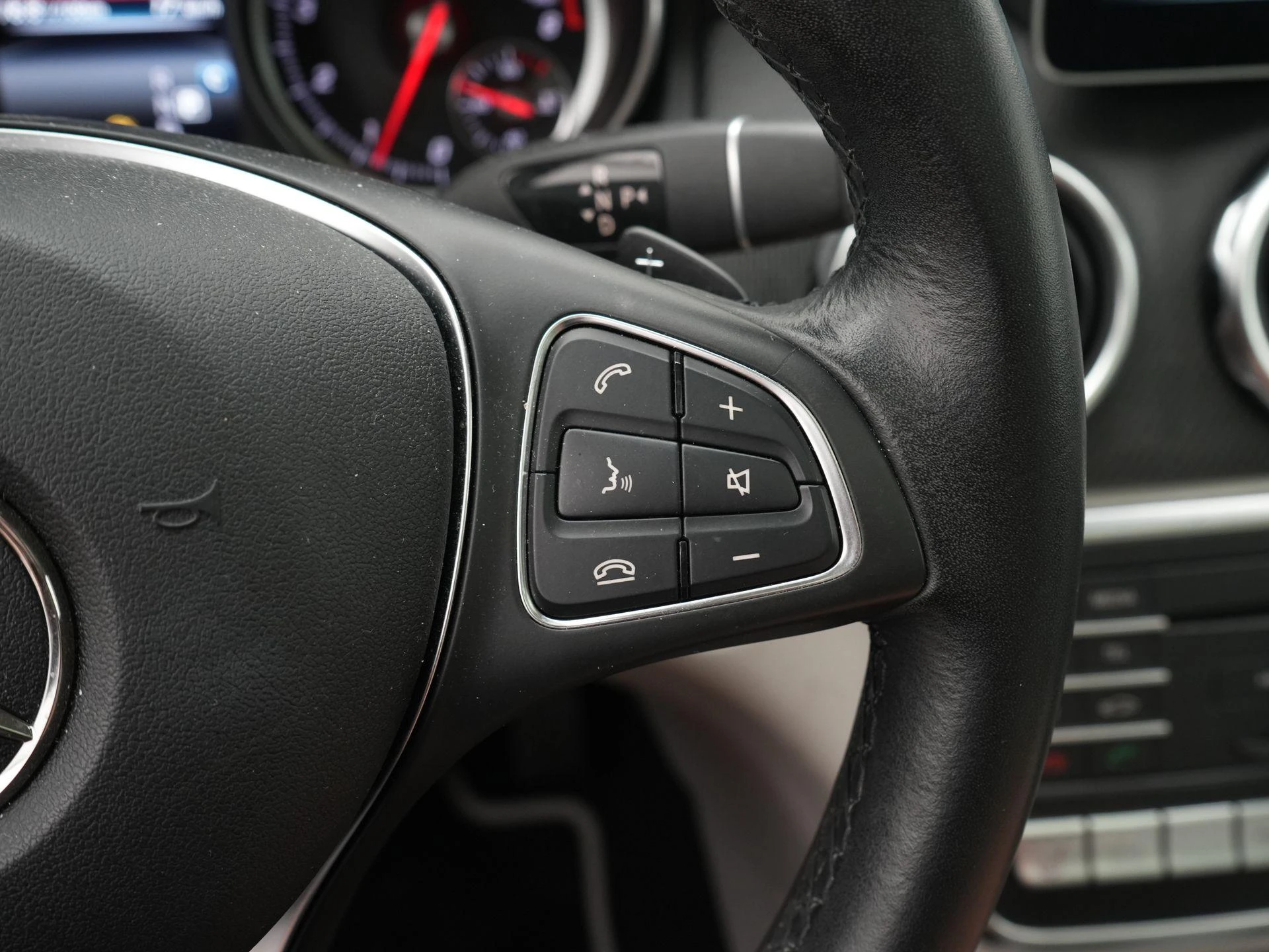 Mercedes-Benz-GLA-image-19