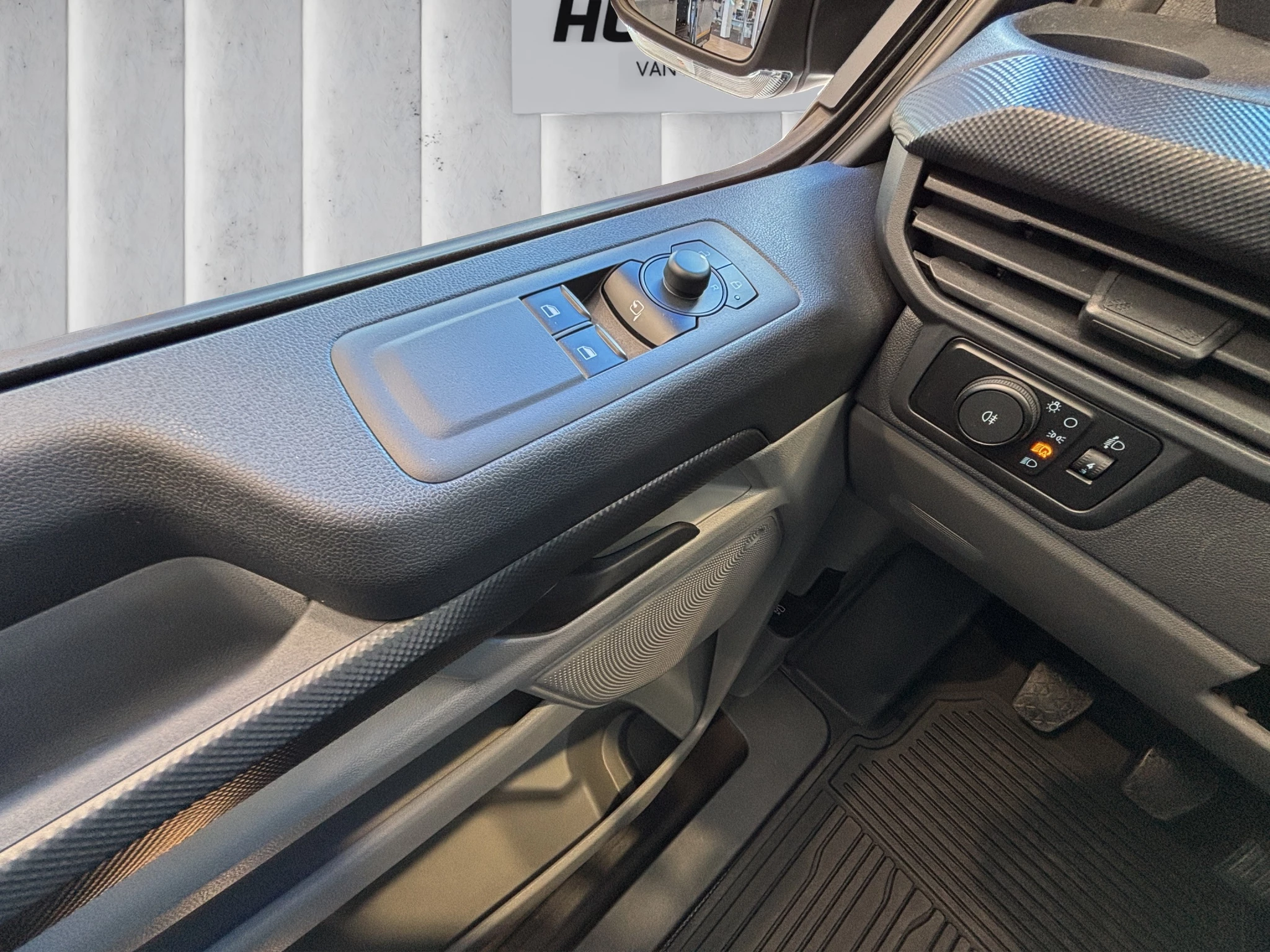 Ford-Transit Custom-image-16