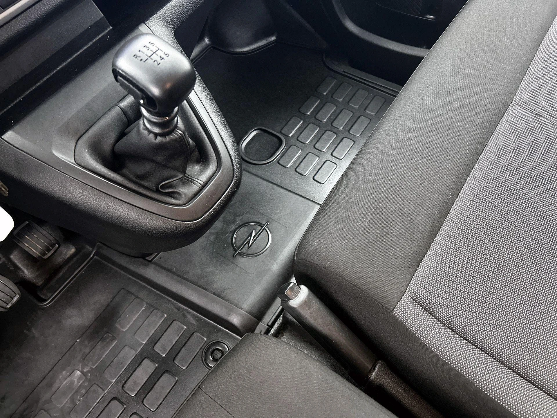 Opel-Vivaro-image-28