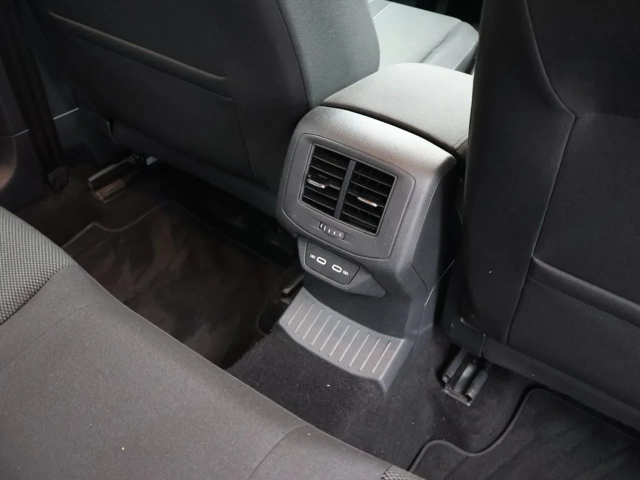 Volkswagen-T-Roc-image-22