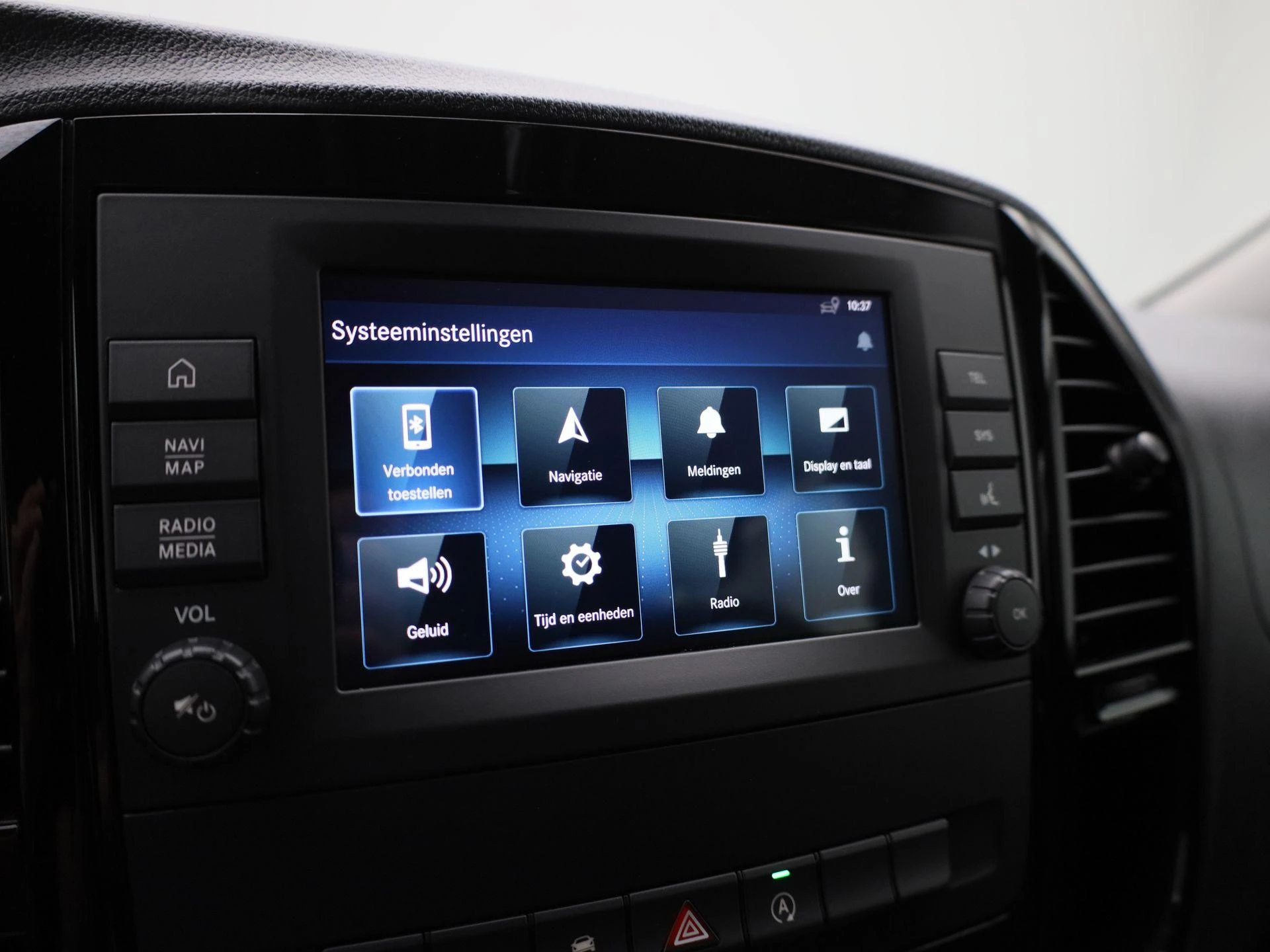 Mercedes-Benz-Vito-image-18
