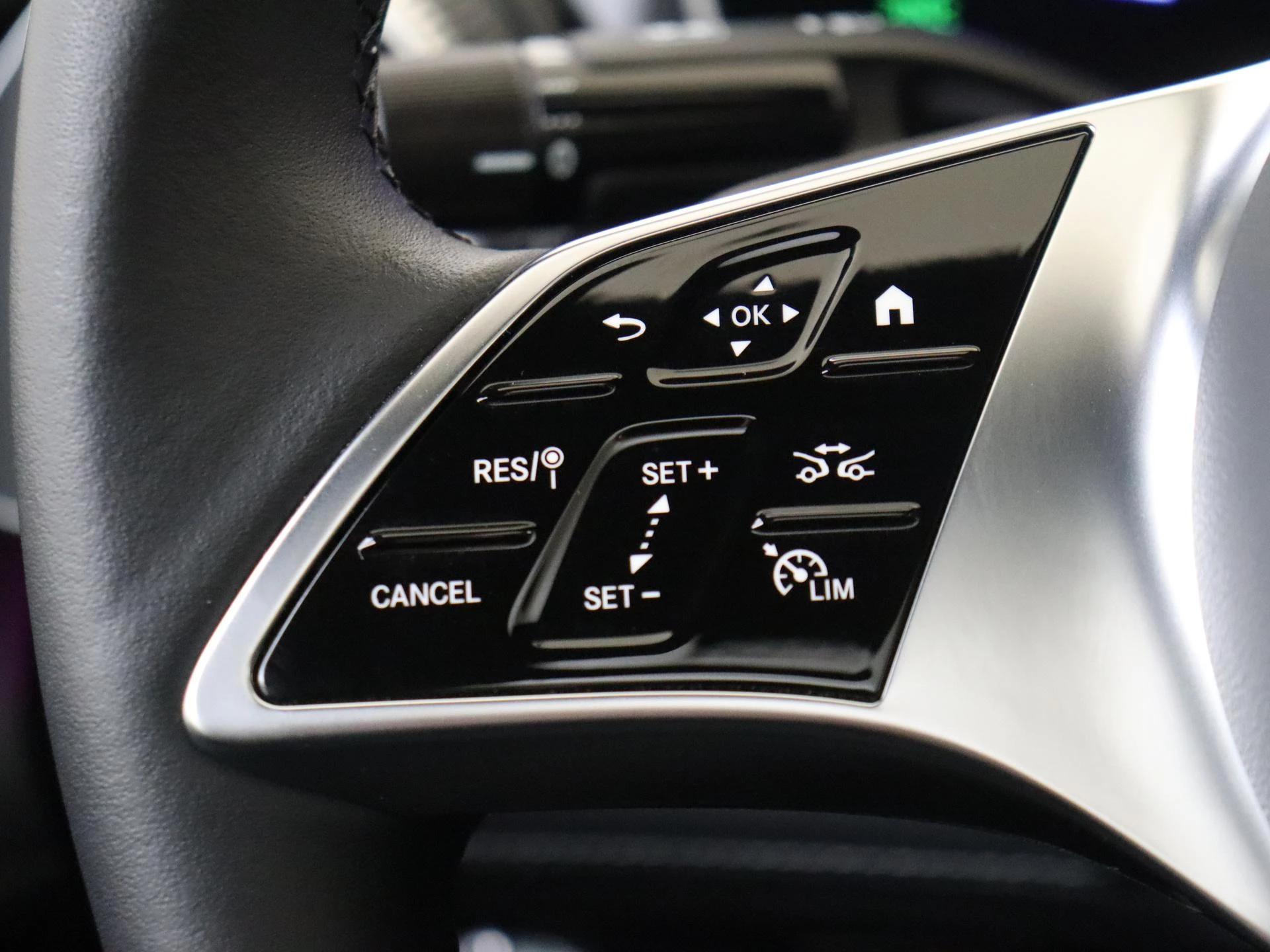Mercedes-Benz-EQE-image-12