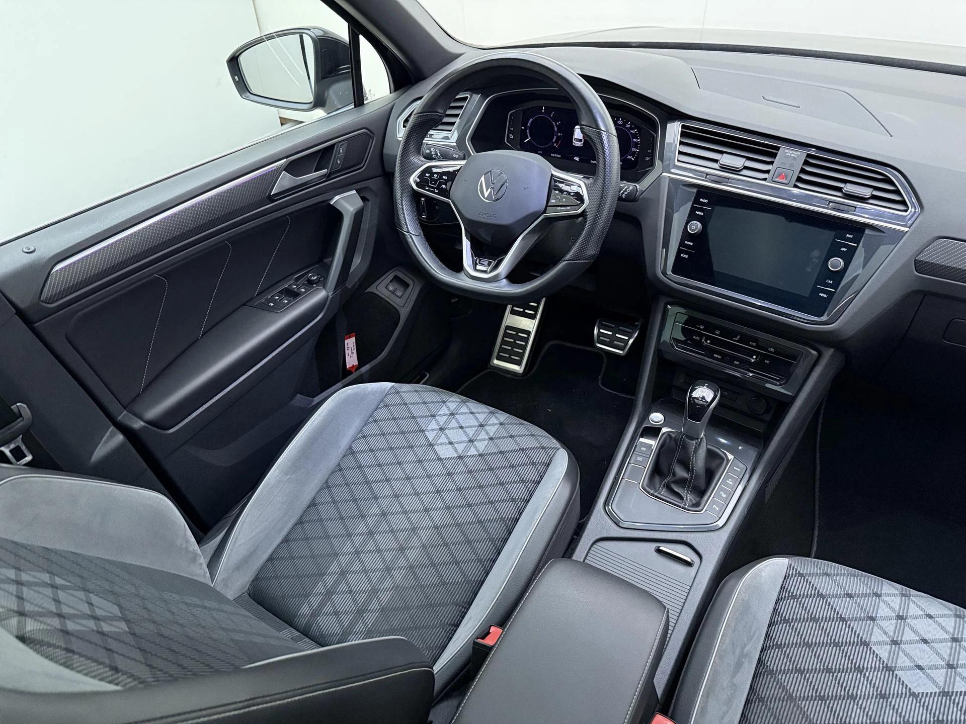 Volkswagen-Tiguan-image-12