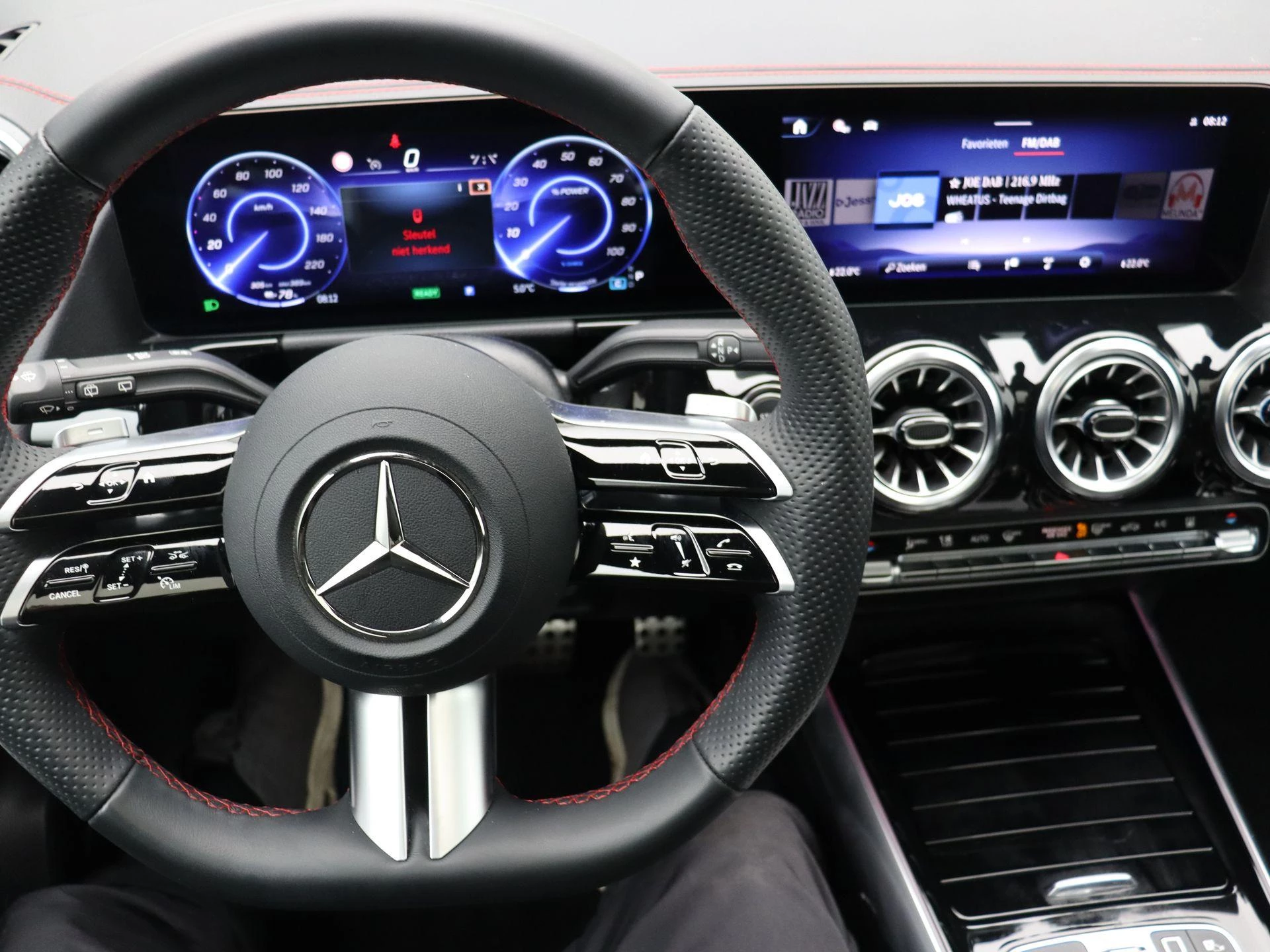 Mercedes-Benz EQA 250+ STAR EDITION + AMG + PANO DAK + BURMESTER + TREKHAAK + HEAD UP