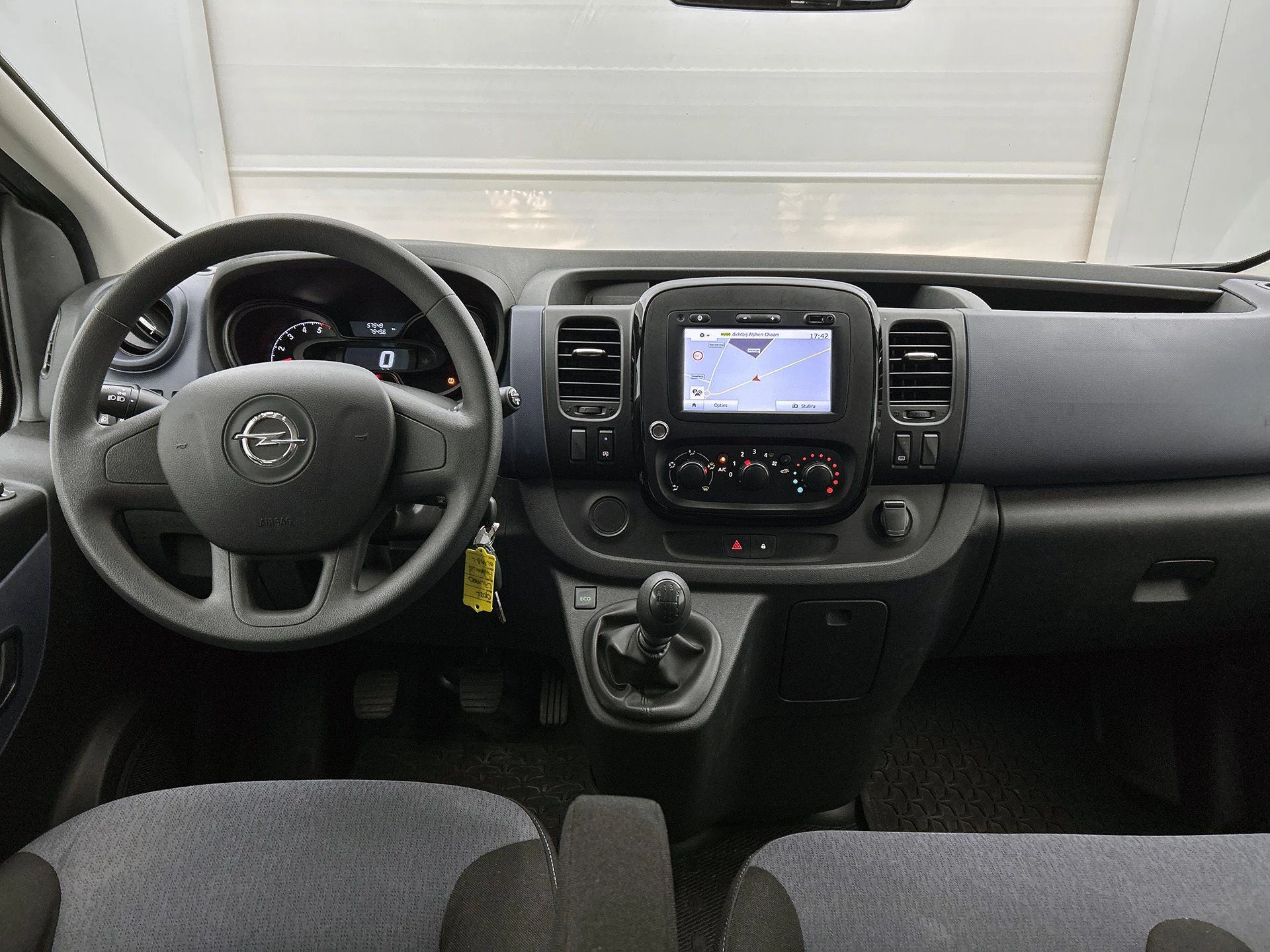 Opel-Vivaro-image-1