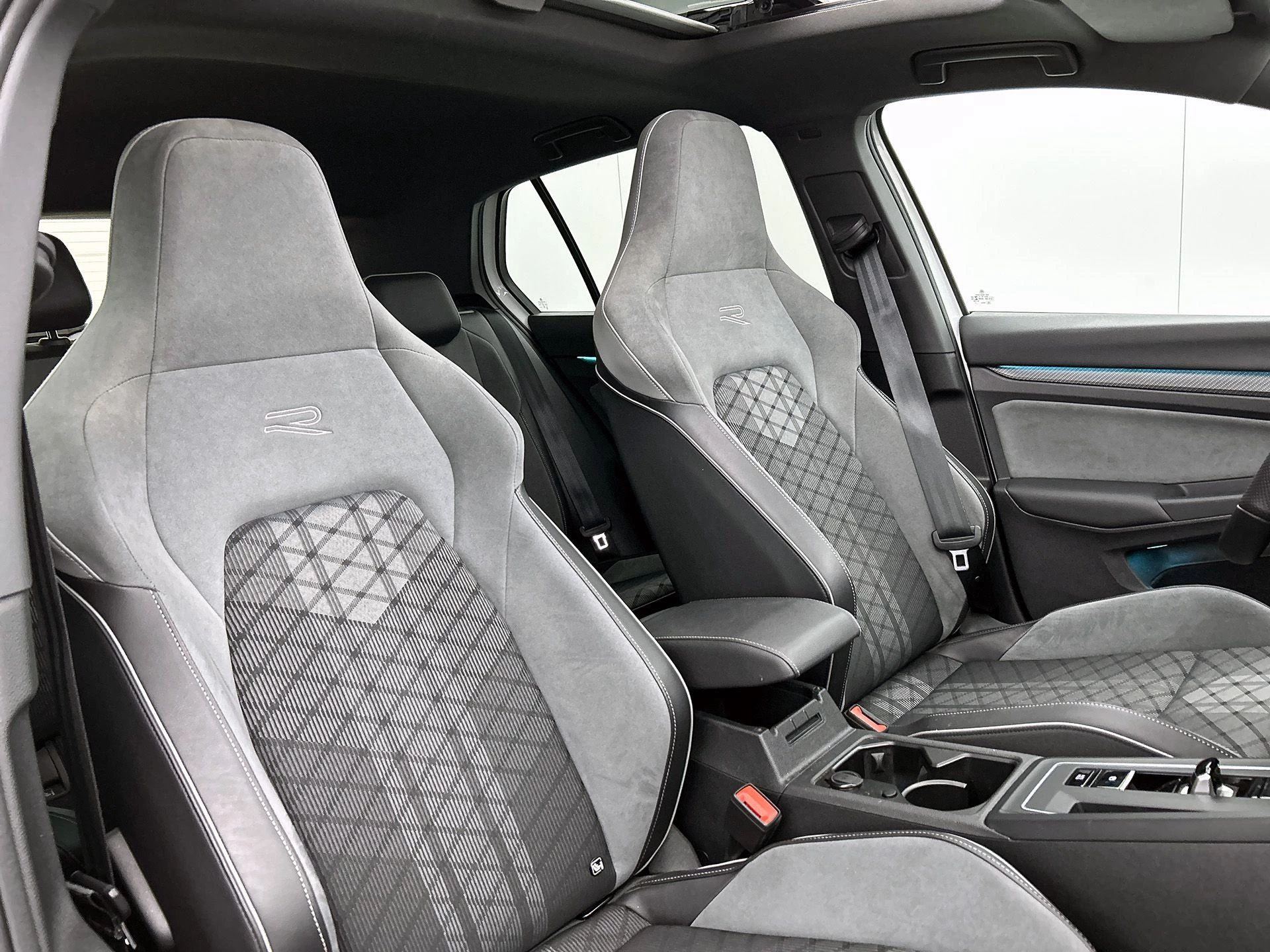 Volkswagen Golf 1.5 eTSI R-LINE