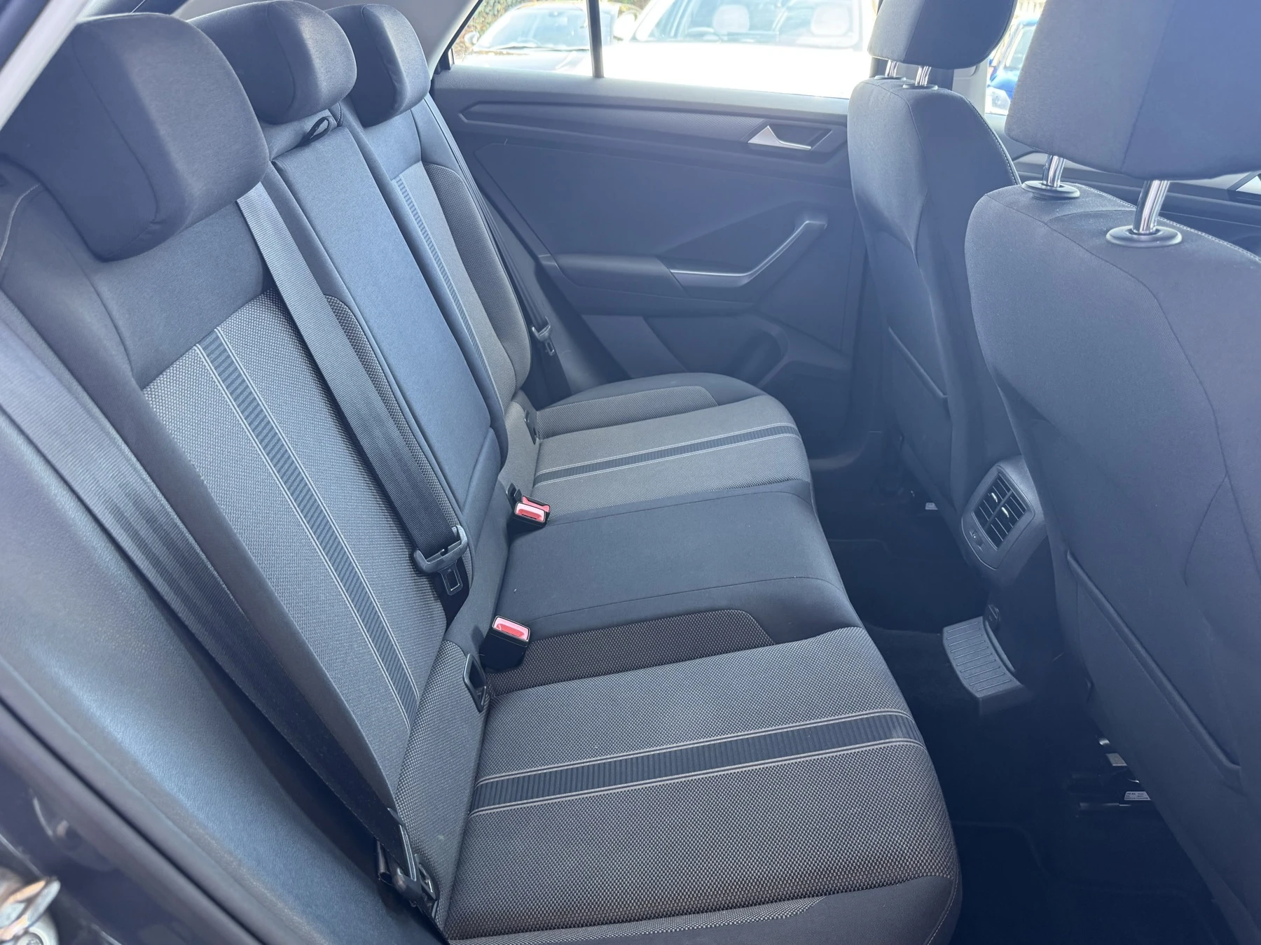 Volkswagen-T-Roc-image-10