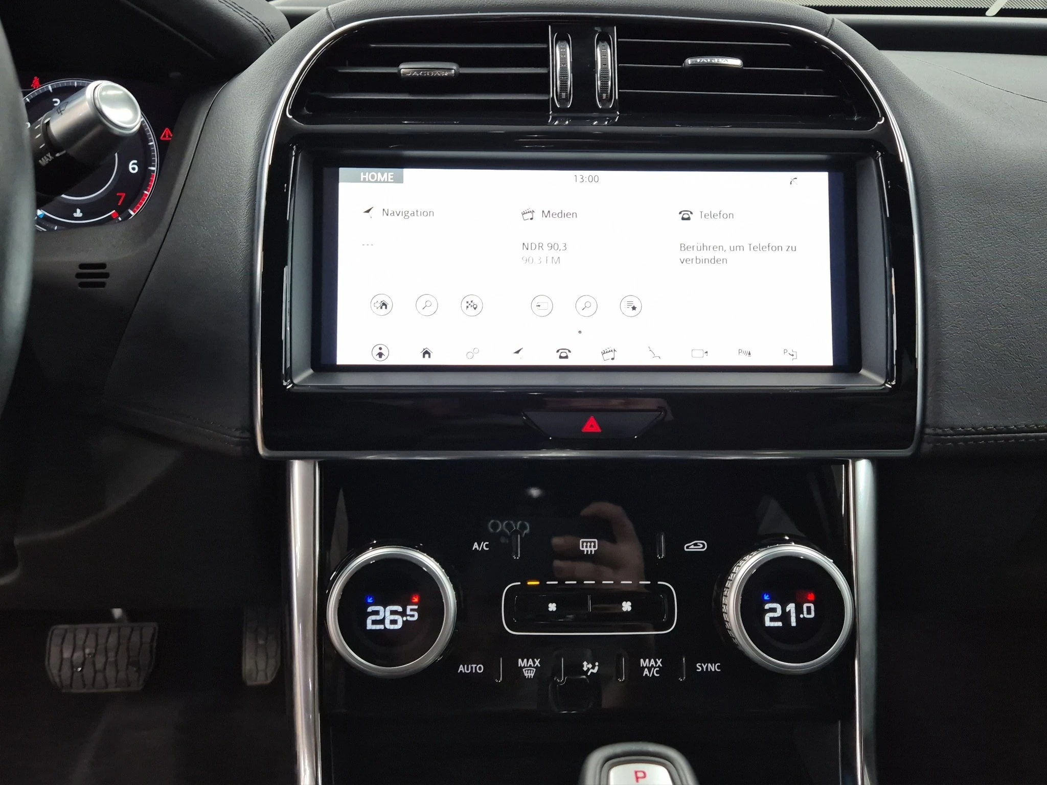 Jaguar-XE-image-14