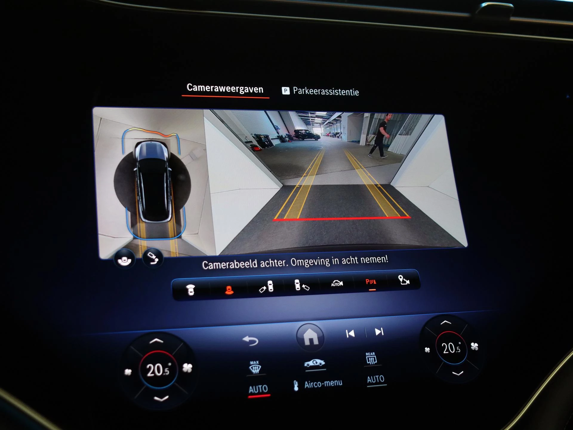 Mercedes-Benz-EQS-image-18