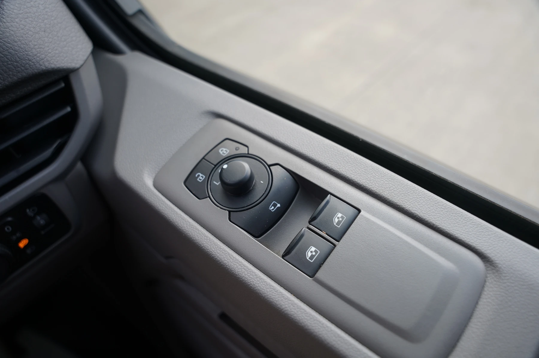 Volkswagen-Transporter-image-16