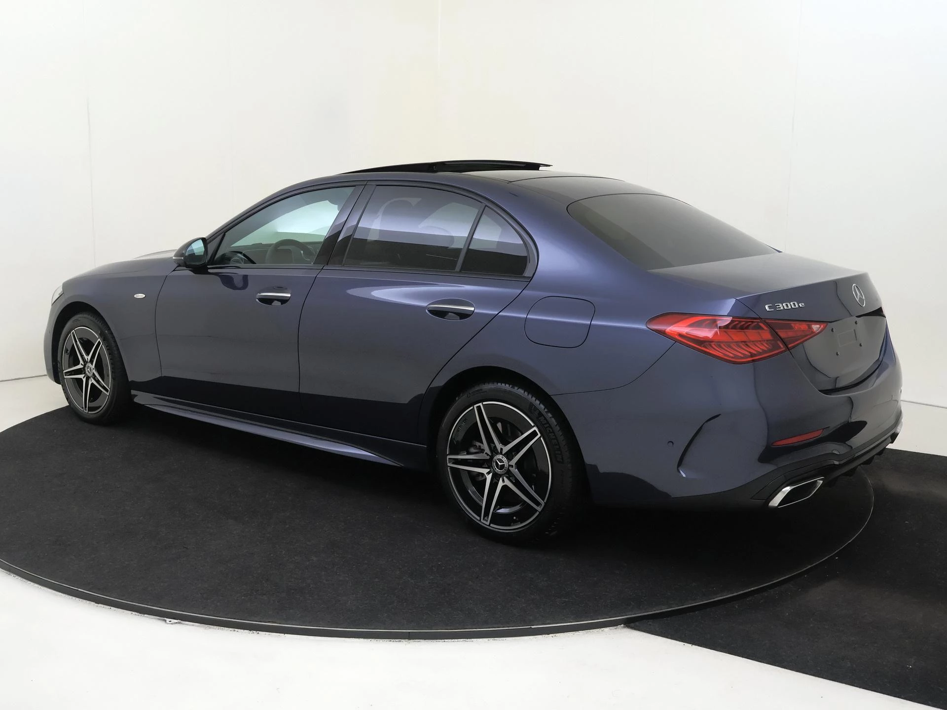 Mercedes-Benz-C-Klasse-image-5