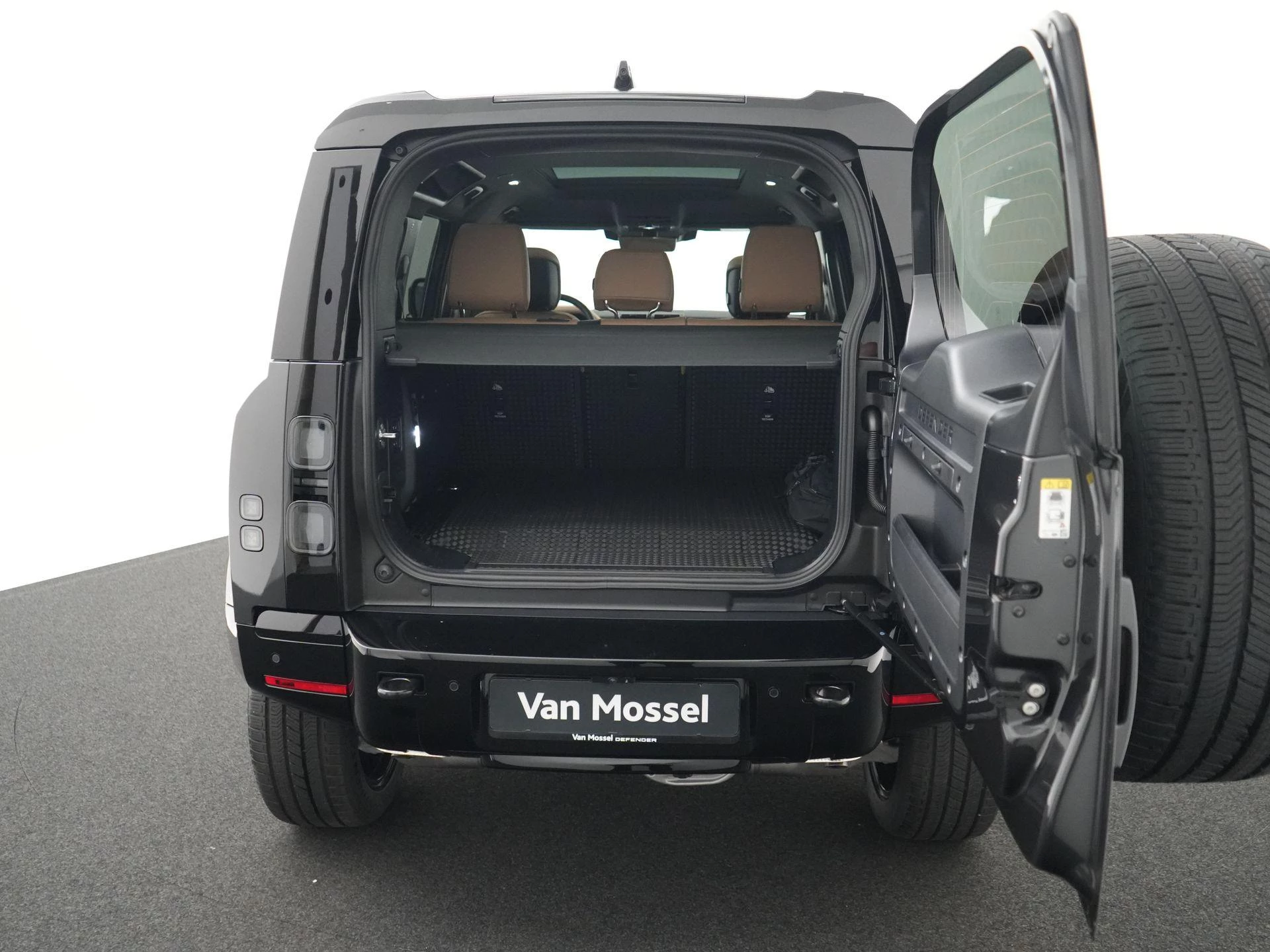 Land Rover Defender 2.0 P300e 110 HSE Dynamic Edition