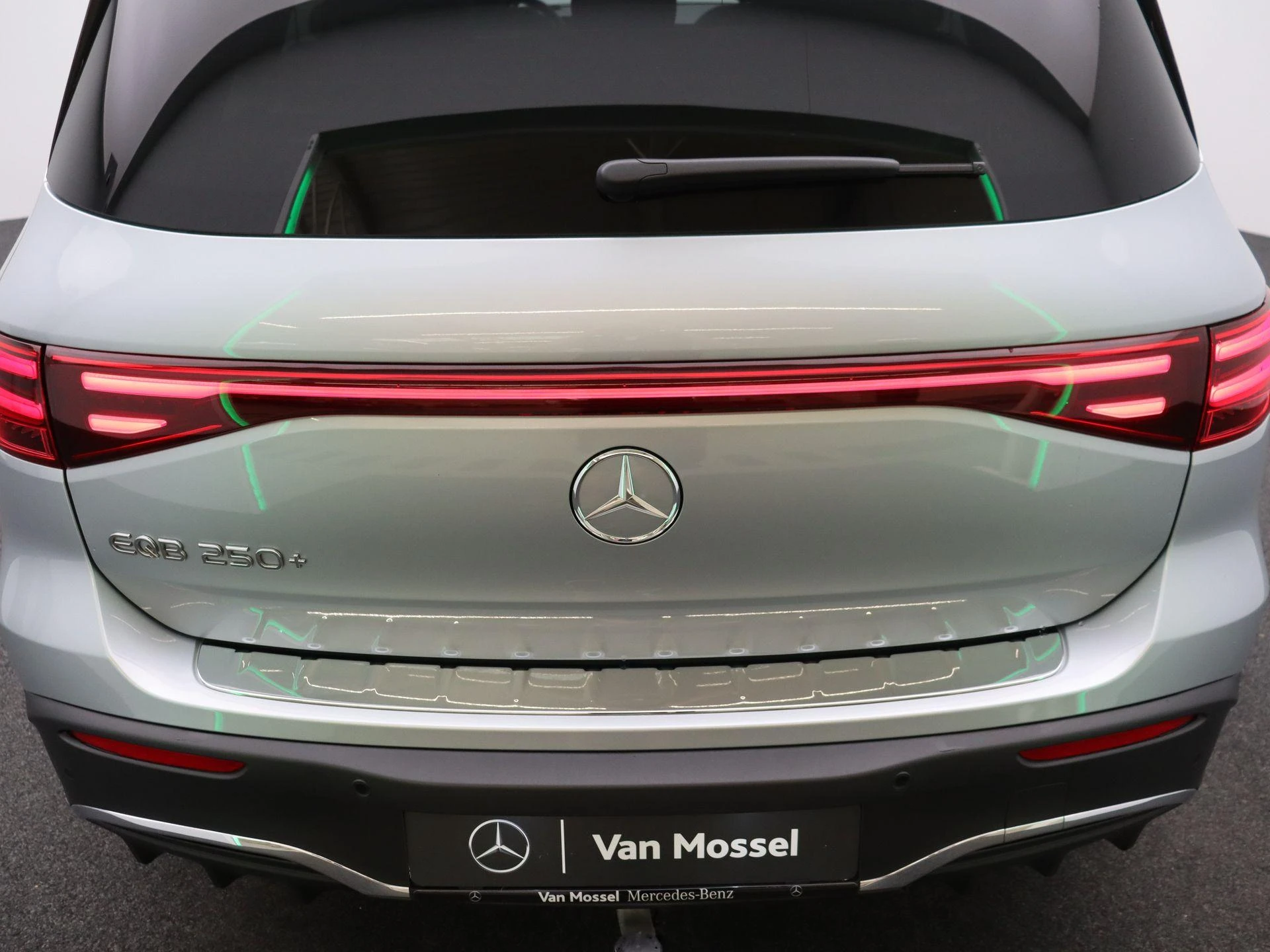 Mercedes-Benz EQB 250+ Star Edition + PANO DAK + BURMESTER + HEAD UP + TREKHAAK +