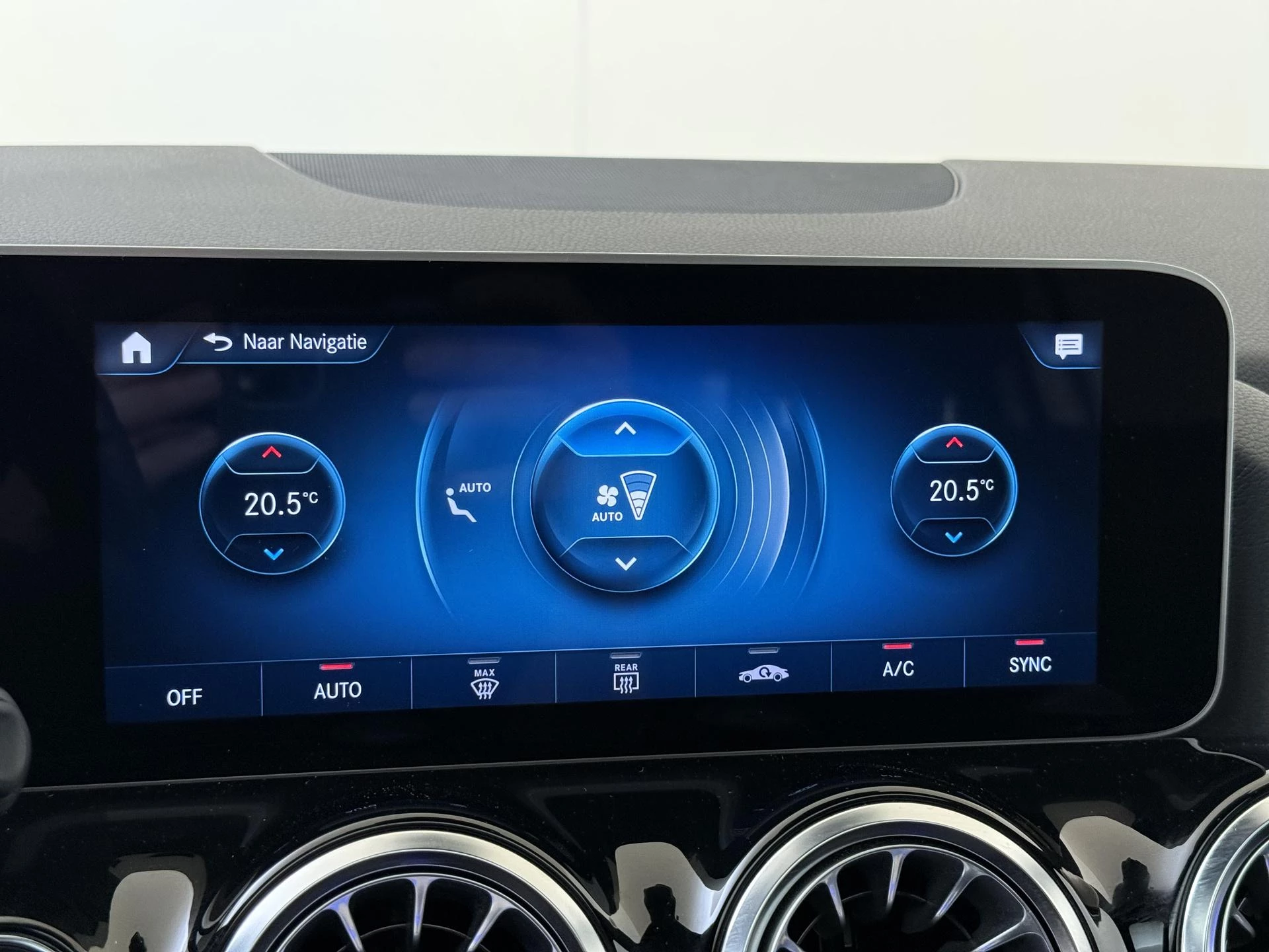 Mercedes-Benz-GLA-image-17