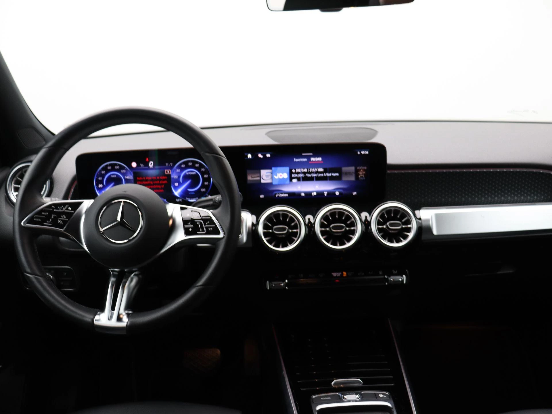 Mercedes-Benz-EQB-image-14