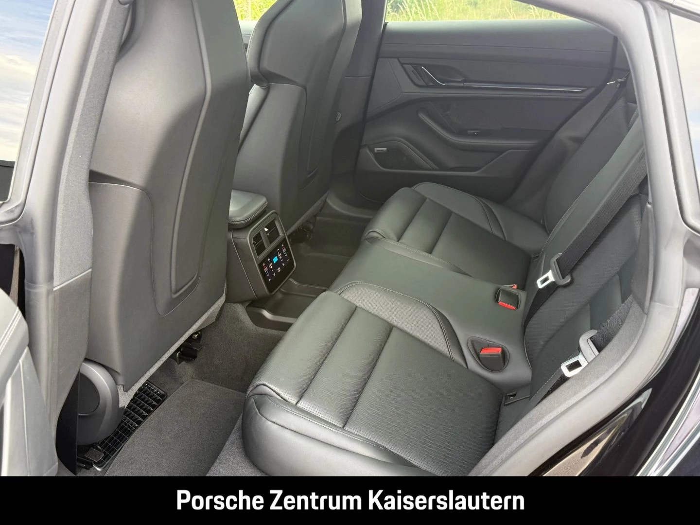 Porsche Taycan Black Edition InnoDrive HA-Lenkung HeadUp black edition