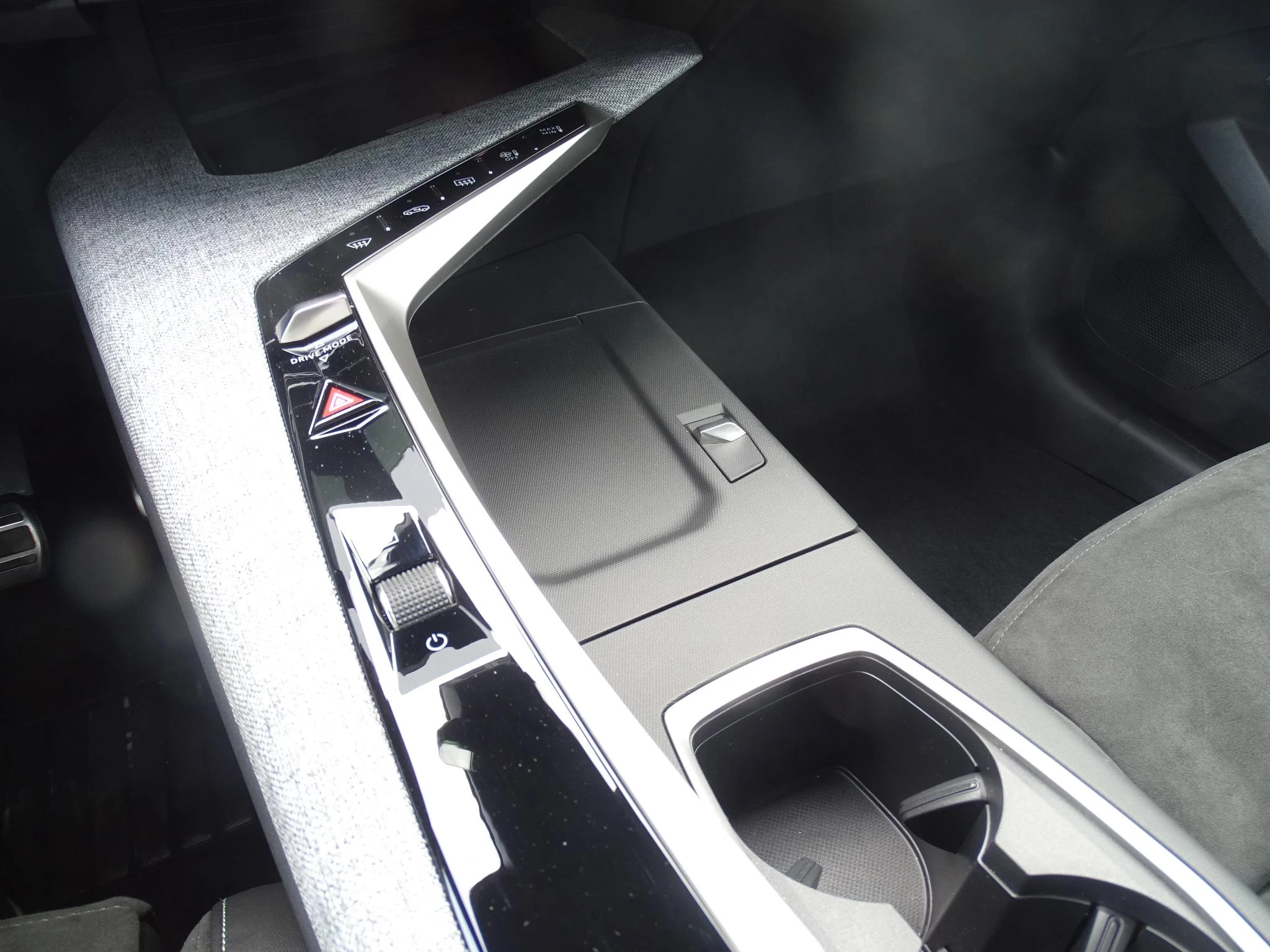 Peugeot-e-5008-image-25