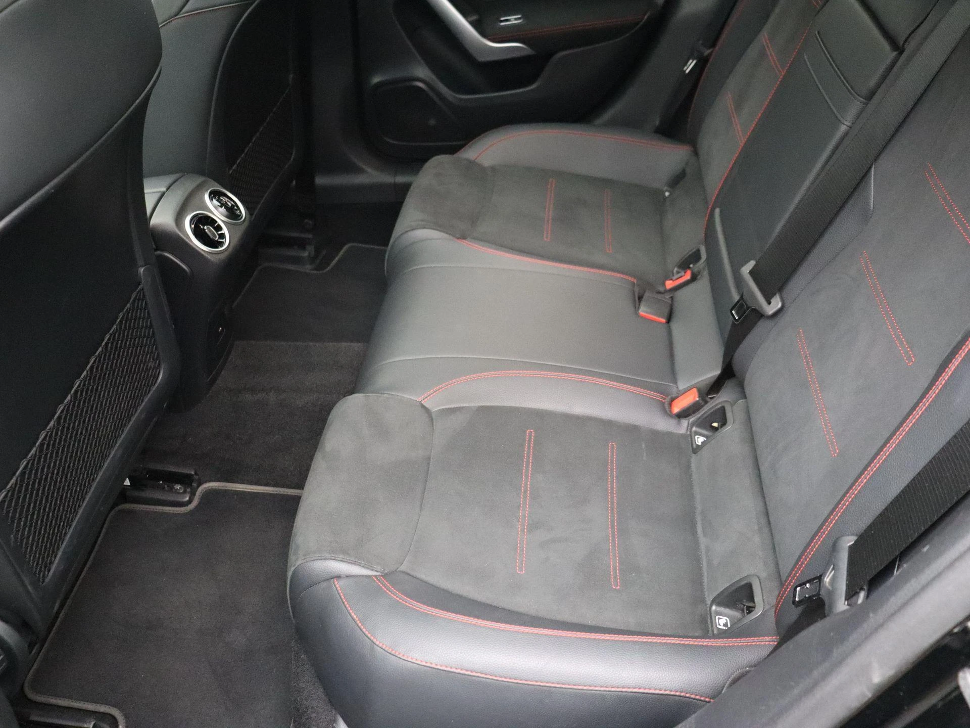 Mercedes-Benz A-Klasse 250 e Sedan AMG Line + PANO DAK + MULTIBEAM LED + CARPLAY +