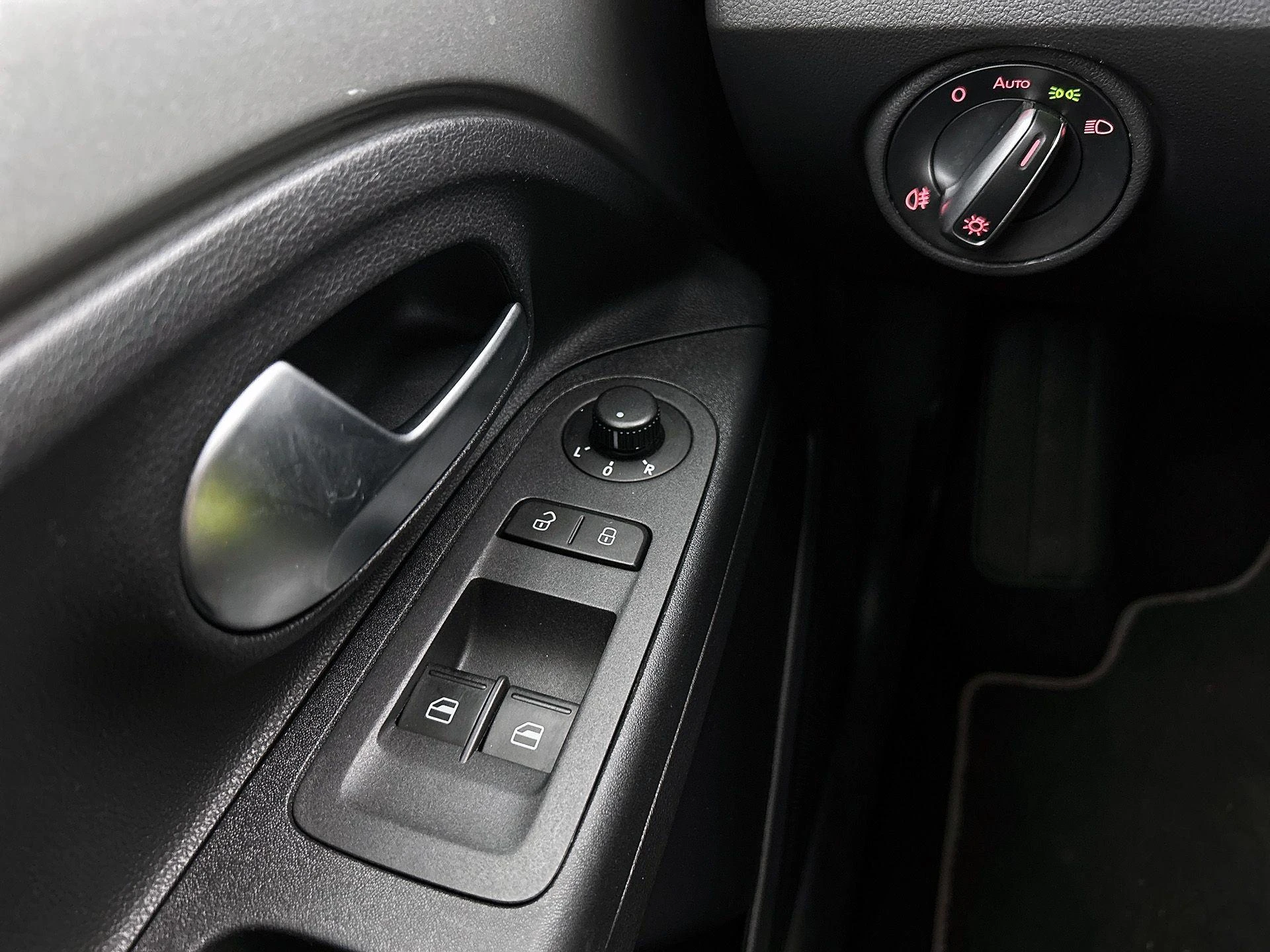 Volkswagen-e-up!-image-24