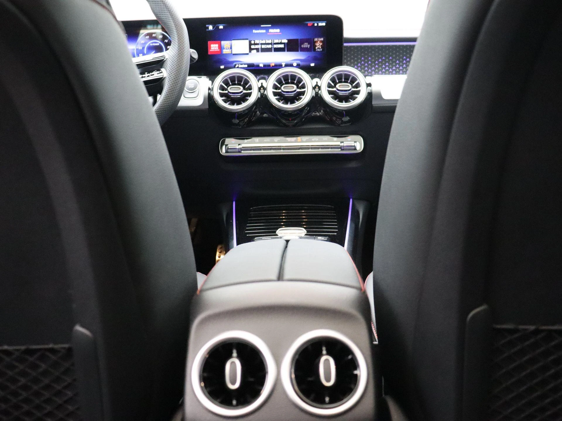 Mercedes-Benz-EQB-image-15