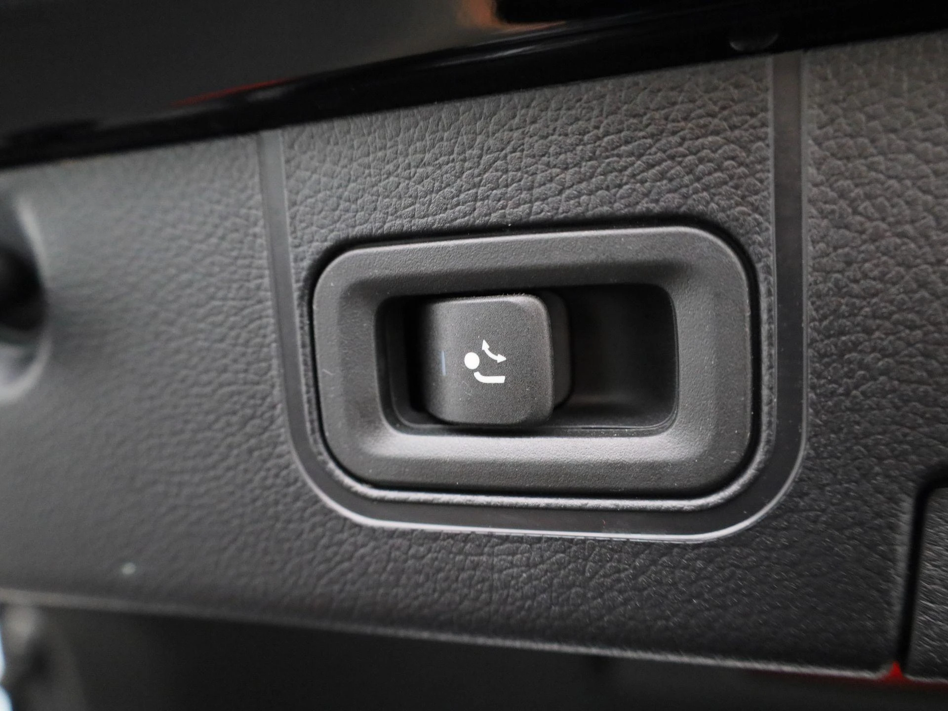 Mercedes-Benz-CLA-image-12